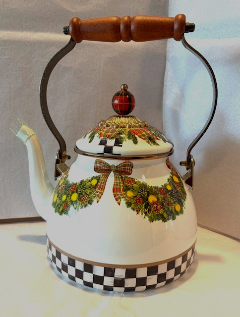 MACKENZIE-CHILD'S EVERGREEN HOLIDAY,2 QT TEA KETTLE,NEW WITHOUT ORIGINAL BOX MACKENZIE-CHILD'S EVERGREEN HOLIDAY,2 QT TEA KETTLE,NEW WITHOUT ORIGINAL BOX