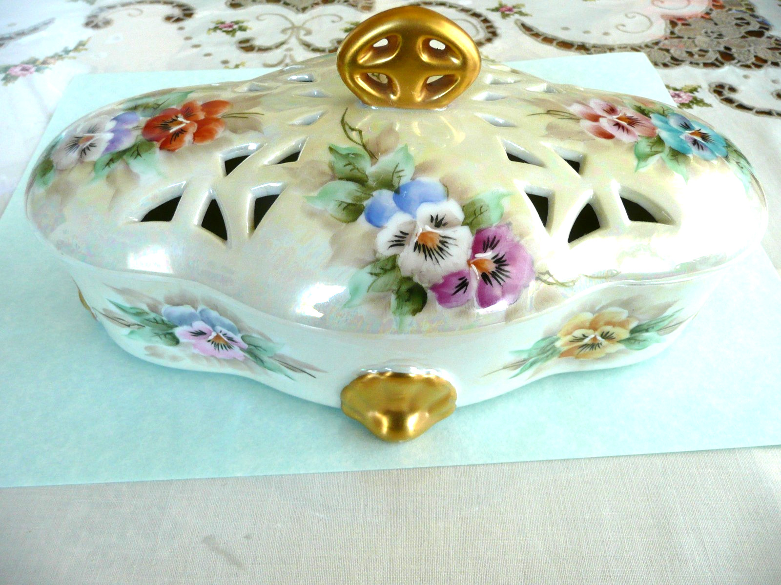 ANTIQUE VICTORIAN GLOSSY FLOWERS CERAMIC JEWELRY / CANDY BOX * 24K GOLD 8" ANTIQUE VICTORIAN GLOSSY FLOWERS CERAMIC JEWELRY / CANDY BOX * 24K GOLD 8"