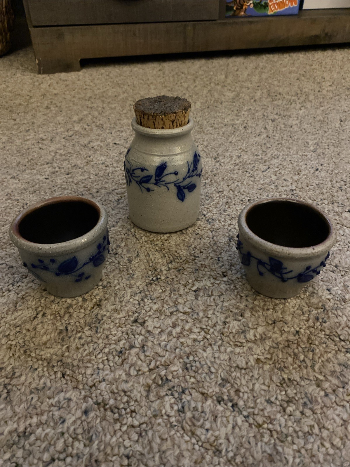 Vintage 1995 Salmon Falls Stoneware 3 Piece Lot Blueberry Vine Crock And Cups Vintage 1995 Salmon Falls Stoneware 3 Piece Lot Blueberry Vine Crock And Cups