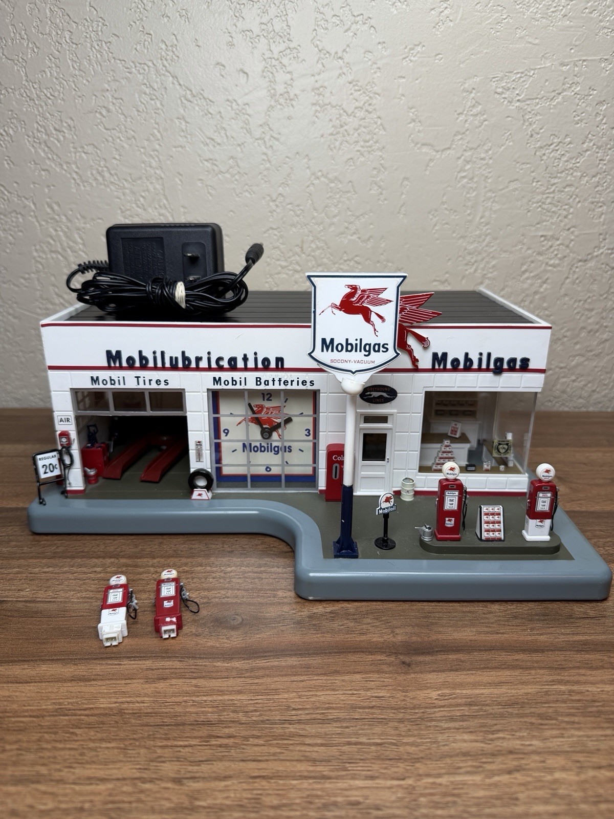 Danbury Mint 1950s Mobil Gas Lighted Garage Service Station Clock w/ Adapter Danbury Mint 1950s Mobil Gas Lighted Garage Service Station Clock w/ Adapter