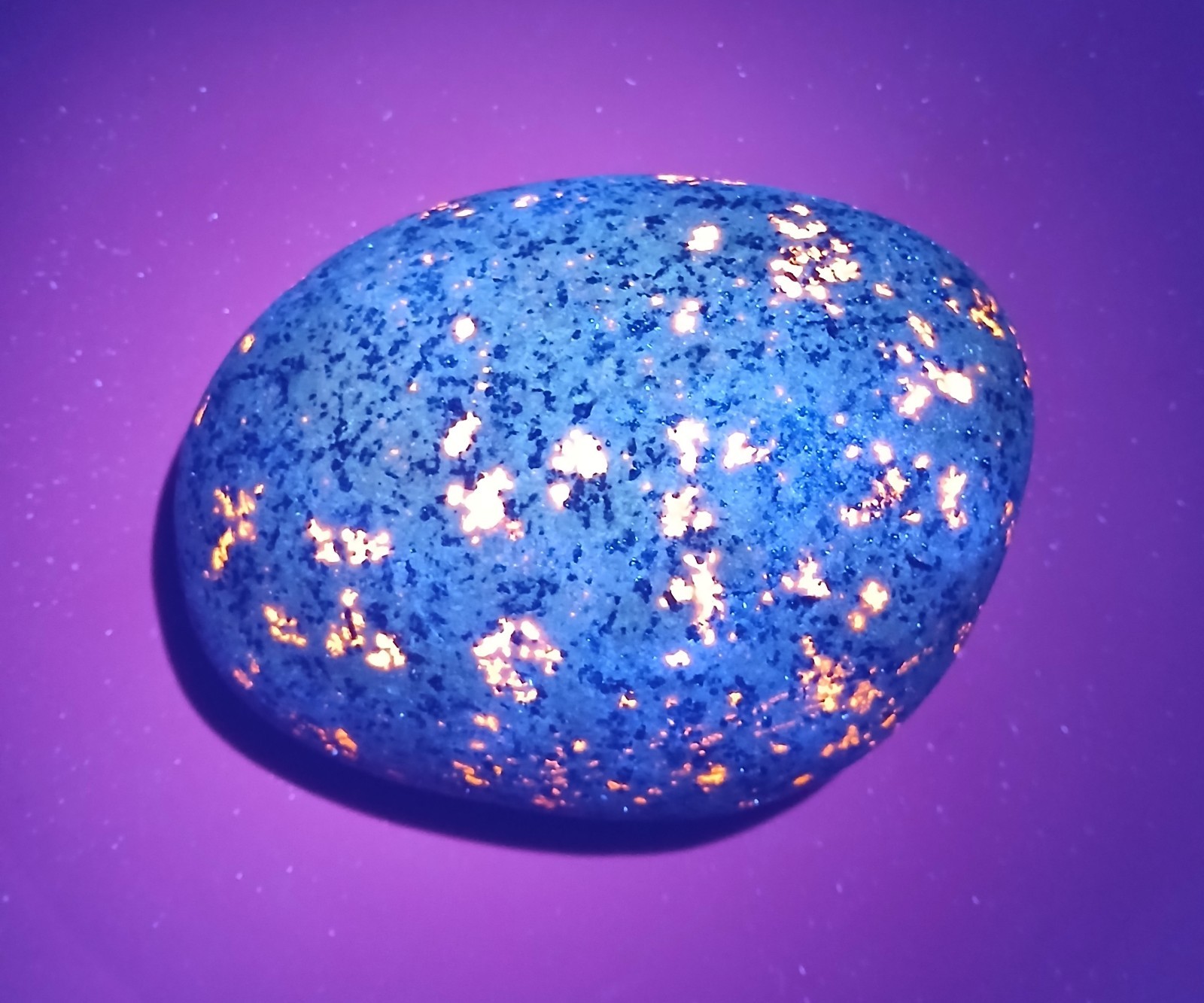 Fluorescent Sodalite ( Yooperlite ) A Bright 1 Pound 7 Ounce Yooperlite Fluorescent Sodalite ( Yooperlite ) A Bright 1 Pound 7 Ounce Yooperlite
