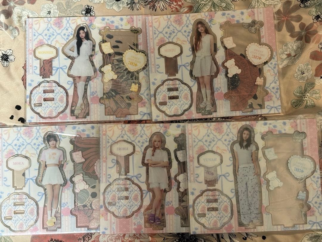ILLIT acrylic stand set of 5 SWEET COZY TIME ILLIT acrylic stand set of 5 SWEET COZY TIME