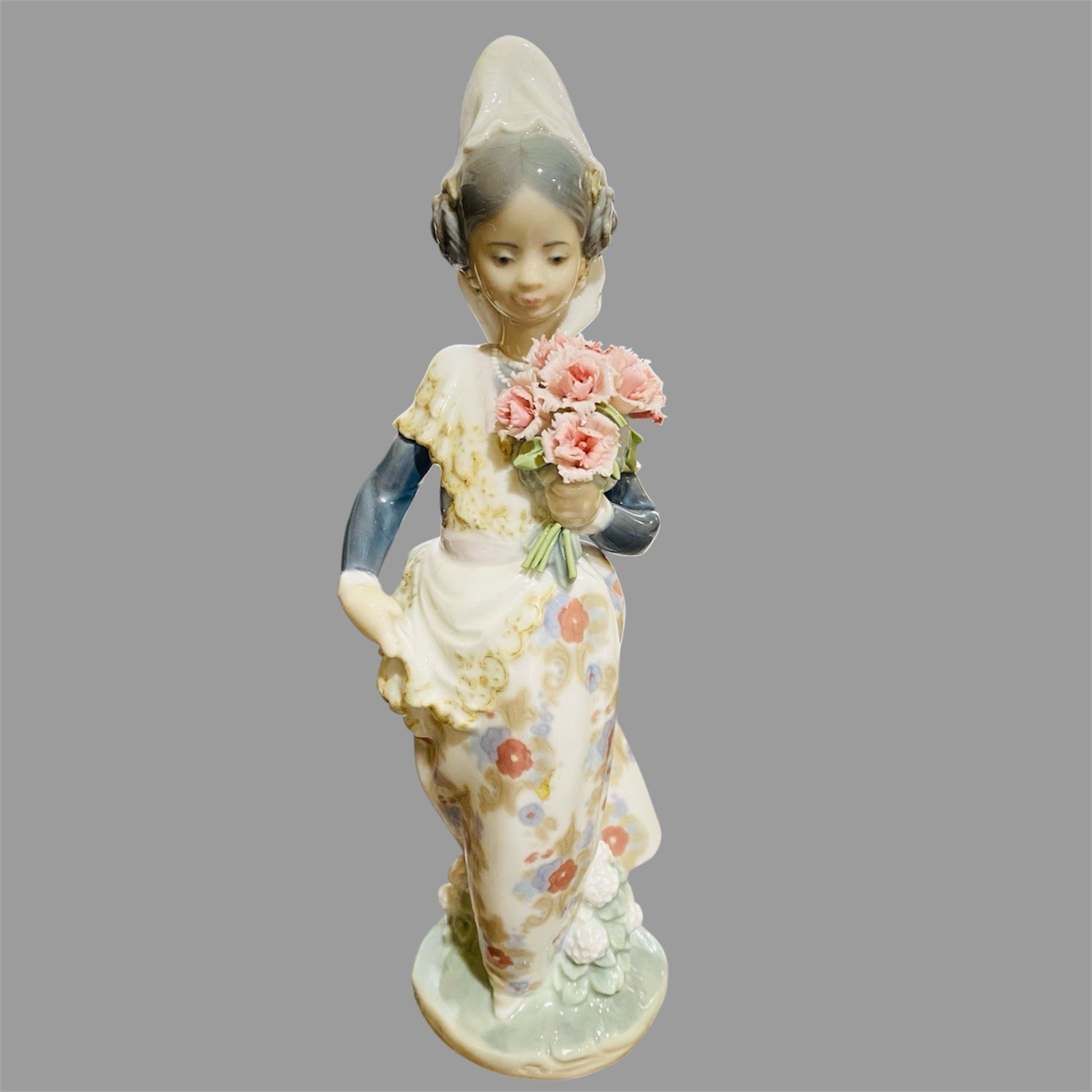 Lladro VALENCIAN GIRL WITH FLOWERS #1304 (Missing Flower) Lladro VALENCIAN GIRL WITH FLOWERS #1304 (Missing Flower)