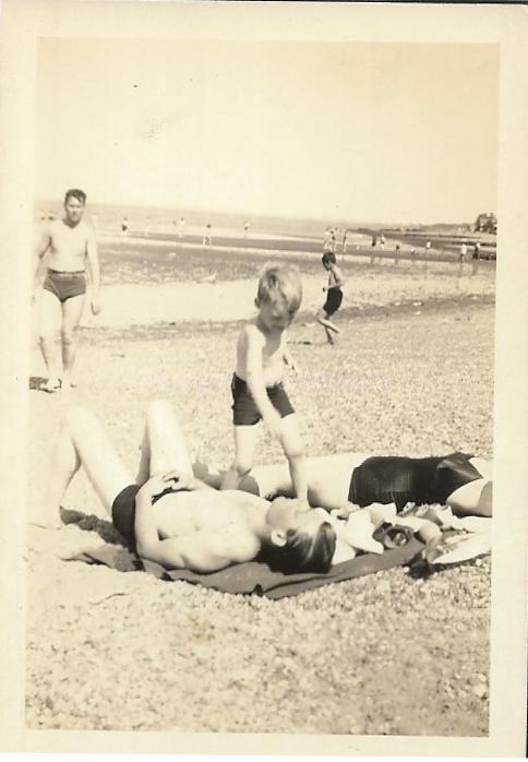 SMALL FOUND PHOTO Black And White Snapshot A DAY AT THE BEACH Original 210 53 Q SMALL FOUND PHOTO Black And White Snapshot A DAY AT THE BEACH Original 210 53 Q