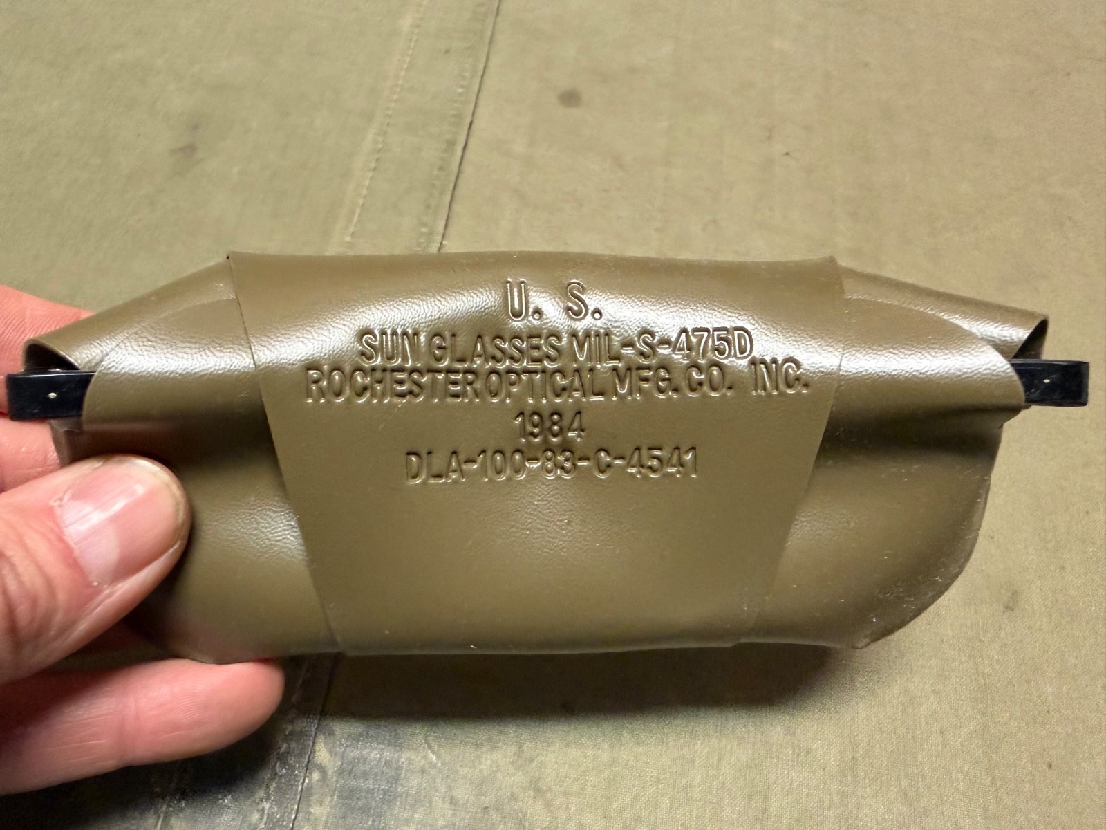 ORIGINAL POST VIETNAM WAR DESERT STORM US ARMY SUNGLASSES & CASE-NEW OLD STOCK ORIGINAL POST VIETNAM WAR DESERT STORM US ARMY SUNGLASSES & CASE-NEW OLD STOCK