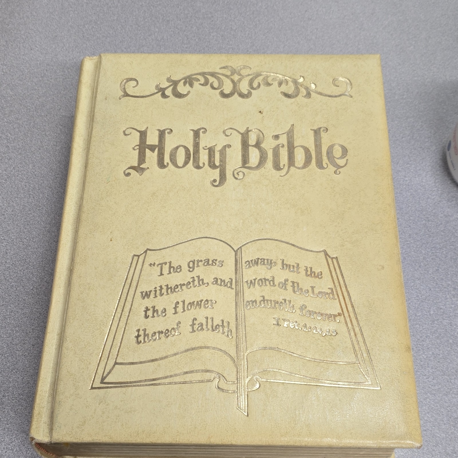 Mendenhall Holy Bible King James Version (KJV) Cream/Gold Hardcover Mendenhall Holy Bible King James Version (KJV) Cream/Gold Hardcover