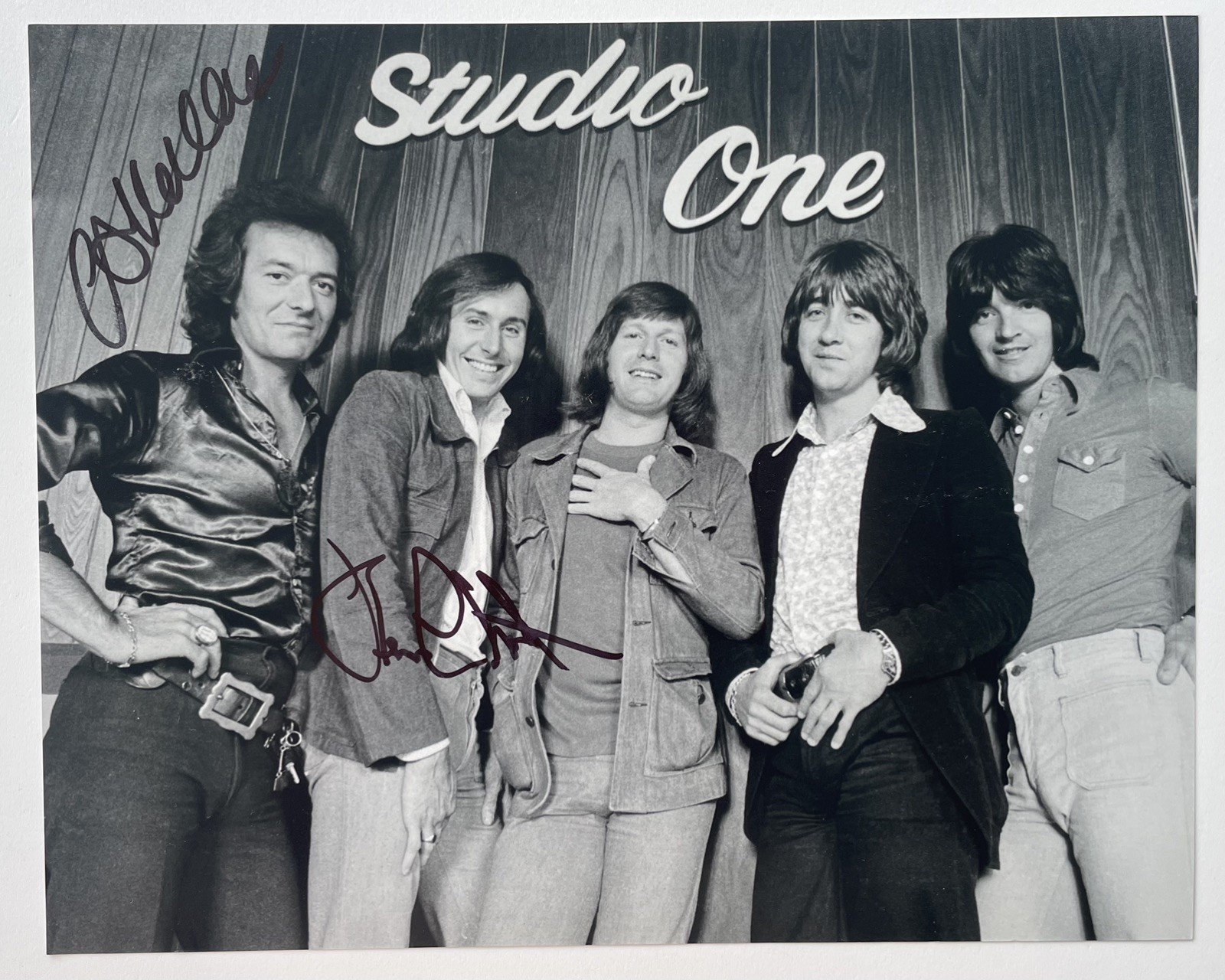 SIGNED THE HOLLIES ALLAN CLARKE BERNIE CALVERT 10x8 PHOTO RARE AUTHENTIC SIGNED THE HOLLIES ALLAN CLARKE BERNIE CALVERT 10x8 PHOTO RARE AUTHENTIC