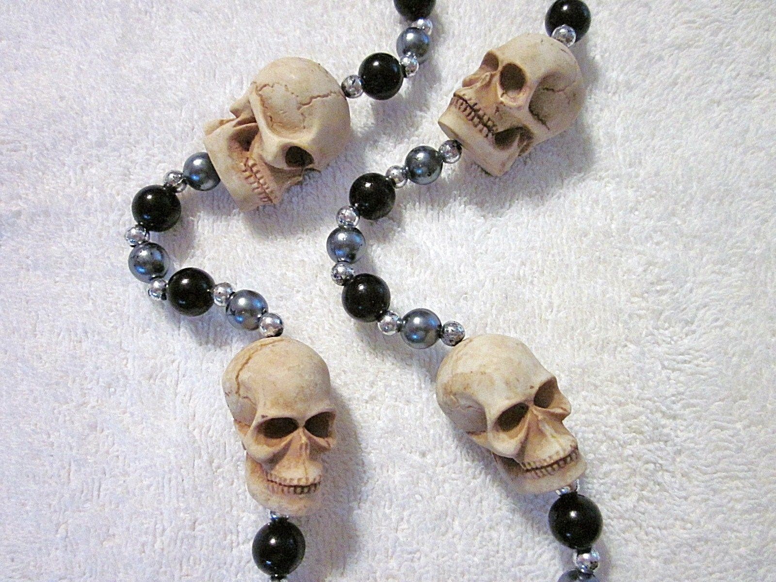 REALISTIC "HUMAN SKULLS" BLACK/GRAY/SILVER MARDI GRAS NECKLACE RAIDERS (B594) REALISTIC "HUMAN SKULLS" BLACK/GRAY/SILVER MARDI GRAS NECKLACE RAIDERS (B594)