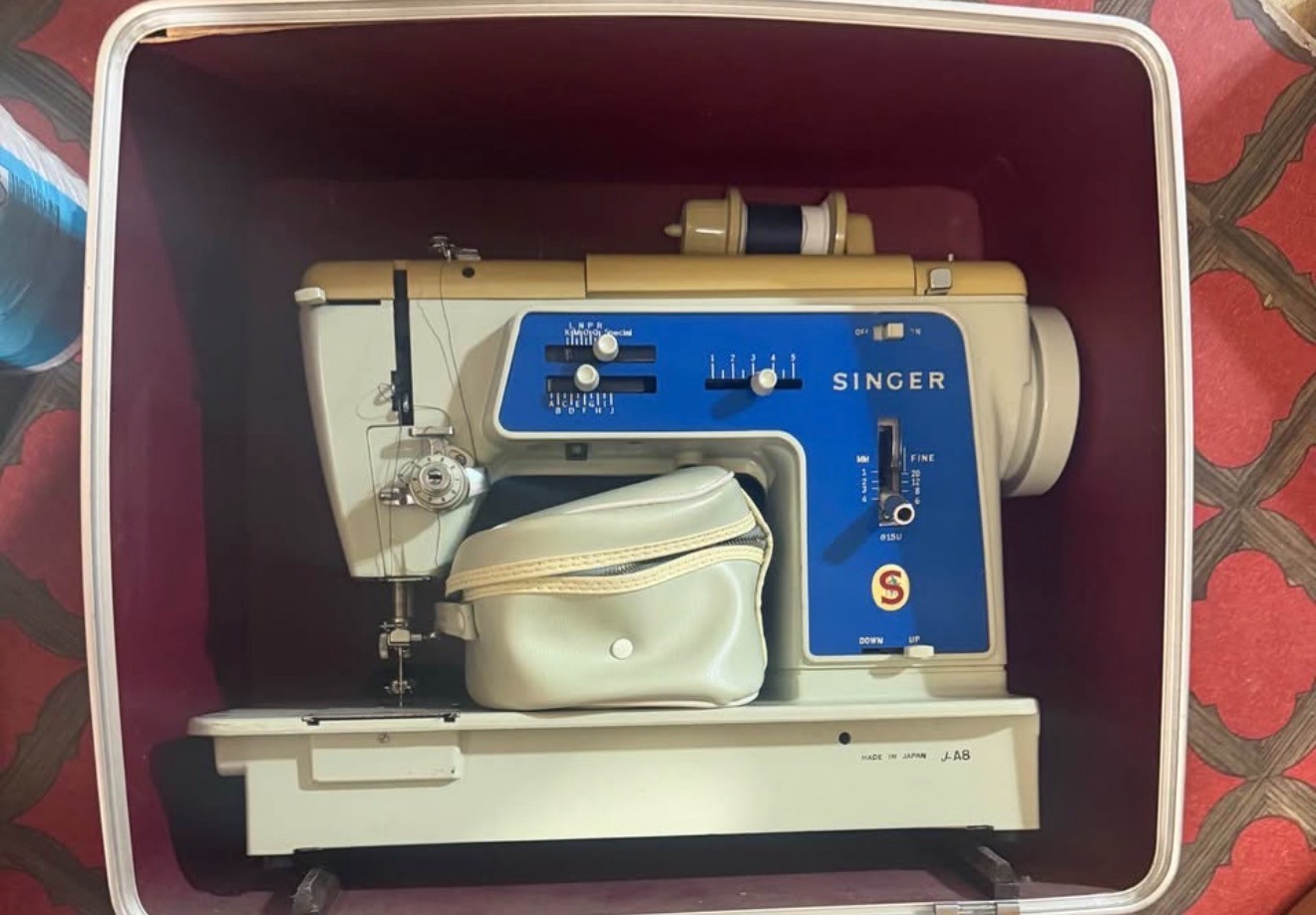 Vintage Singer 615U Sewing Machine Made in Japan w/ Case & Accessories Untested Vintage Singer 615U Sewing Machine Made in Japan w/ Case & Accessories Untested