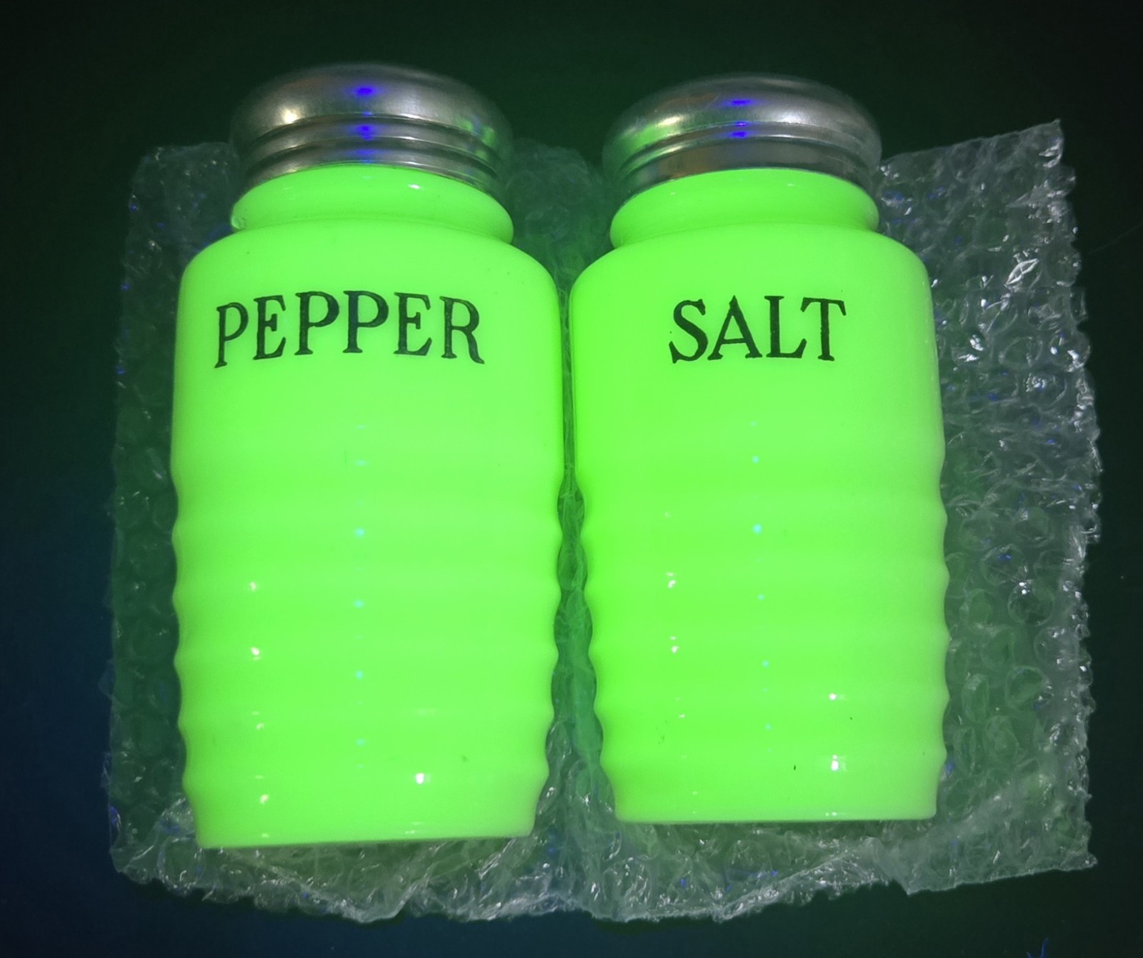 1950s Vintage Jadeite Glass Jeanette S/P Shakers Uranium Glass UV Glow Green 1950s Vintage Jadeite Glass Jeanette S/P Shakers Uranium Glass UV Glow Green