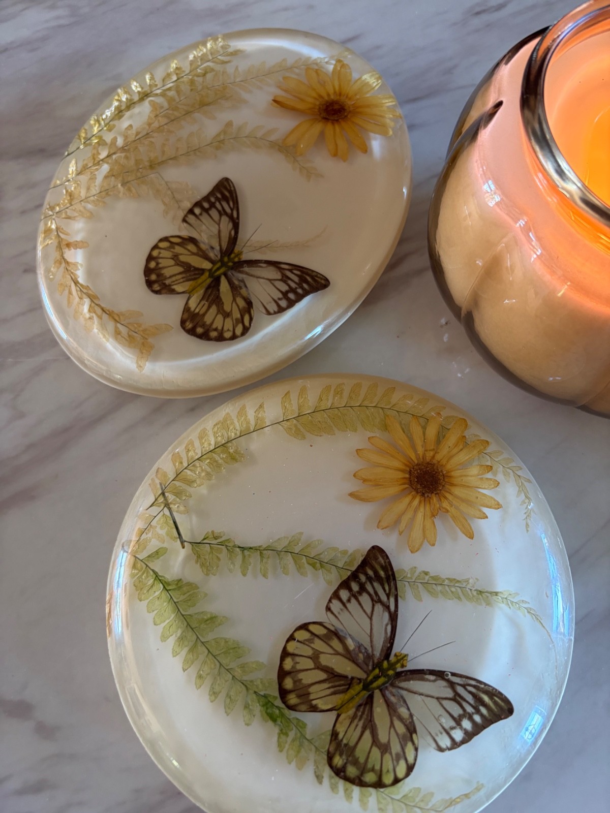VTG MCM SET OF 2 LUCITE FLORAL/BUTTERFLY FOOTED TRIVITS