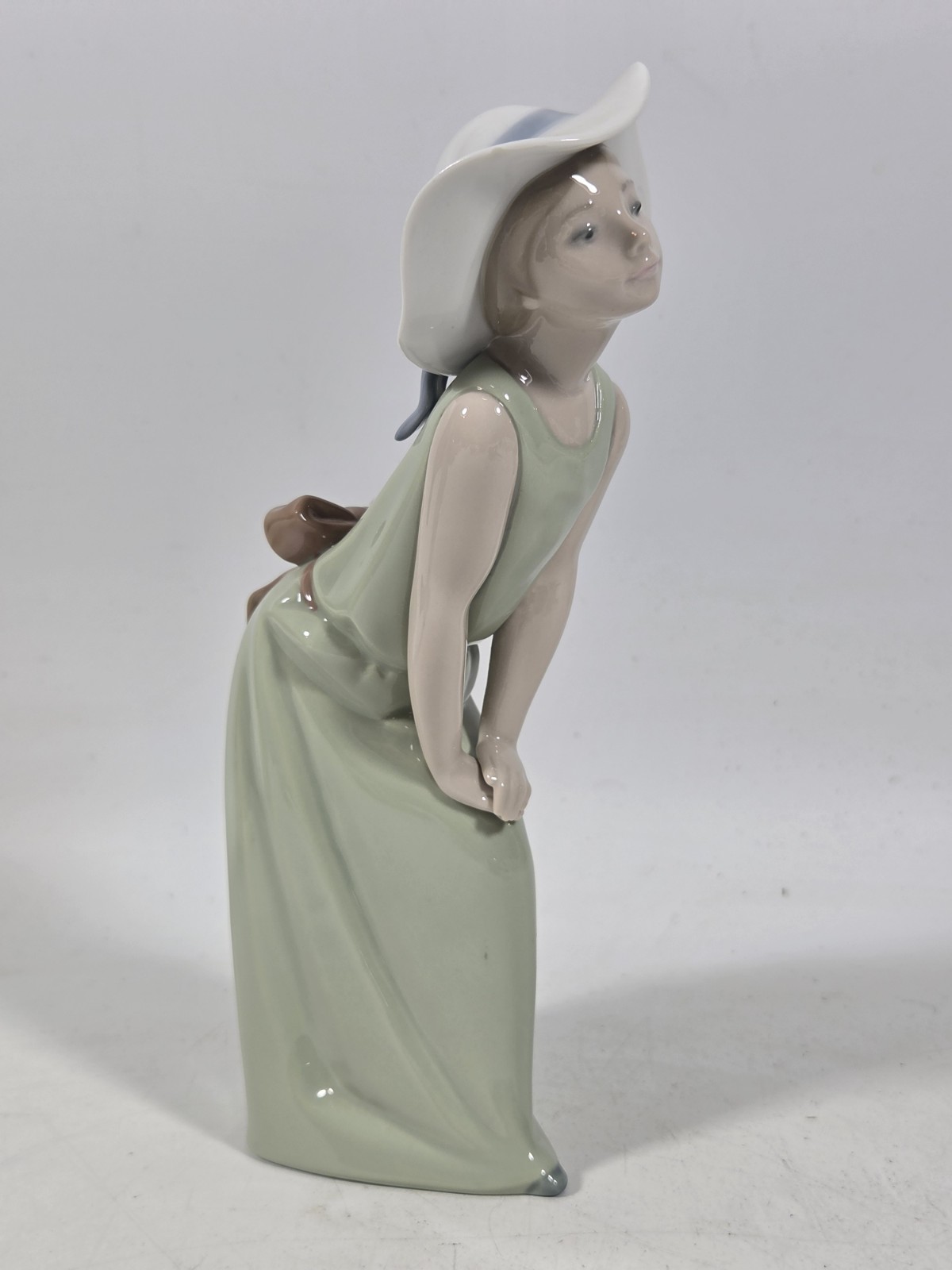 Lladro Porcelain Figurine #5009 Curious Girl W/ Straw Hat 9" Tall - Chip To Hat Lladro Porcelain Figurine #5009 Curious Girl W/ Straw Hat 9" Tall - Chip To Hat