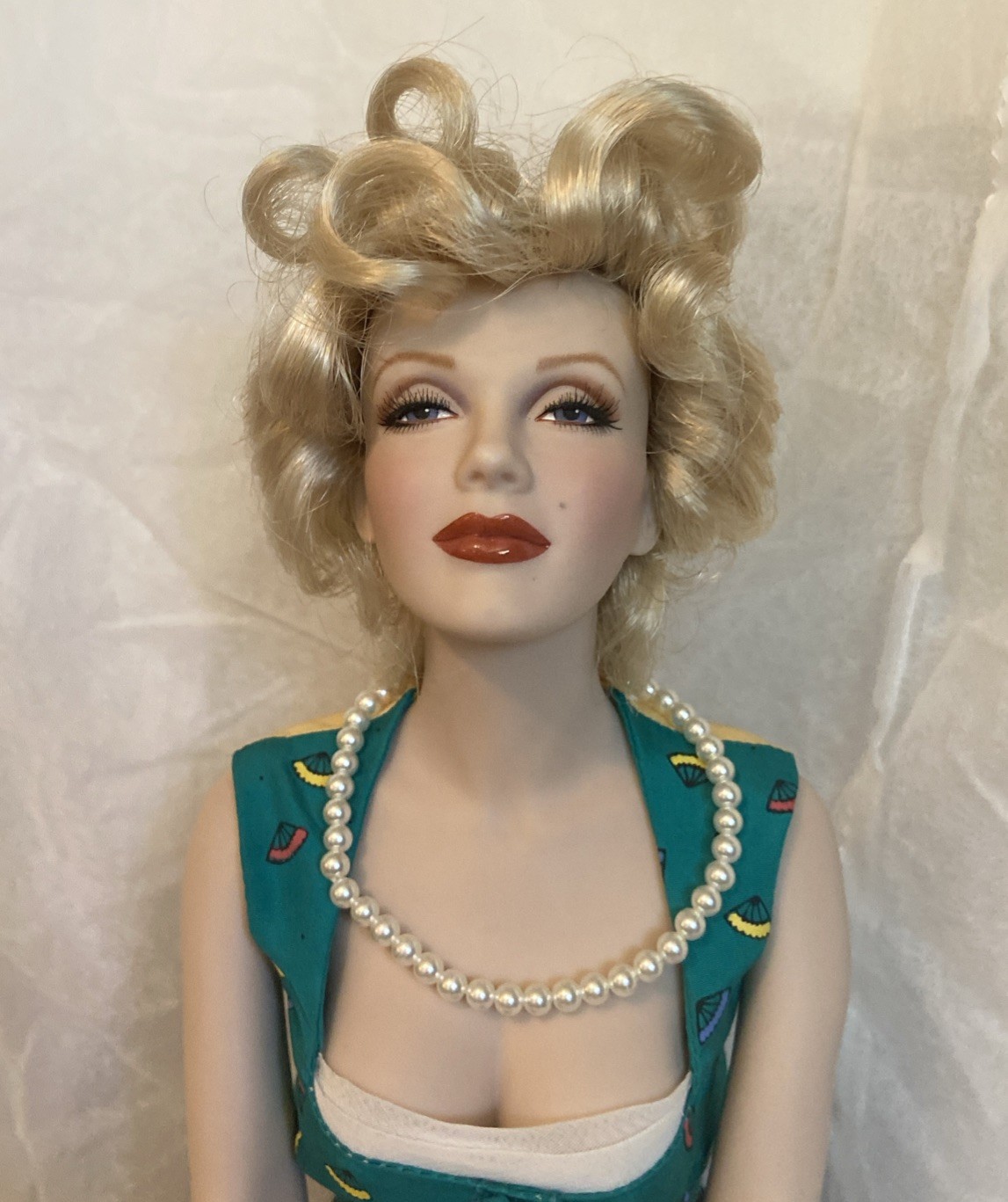 Marilyn Monroe Porcelain On Bench Franklin Mint. Beautiful Marilyn Monroe Porcelain On Bench Franklin Mint. Beautiful