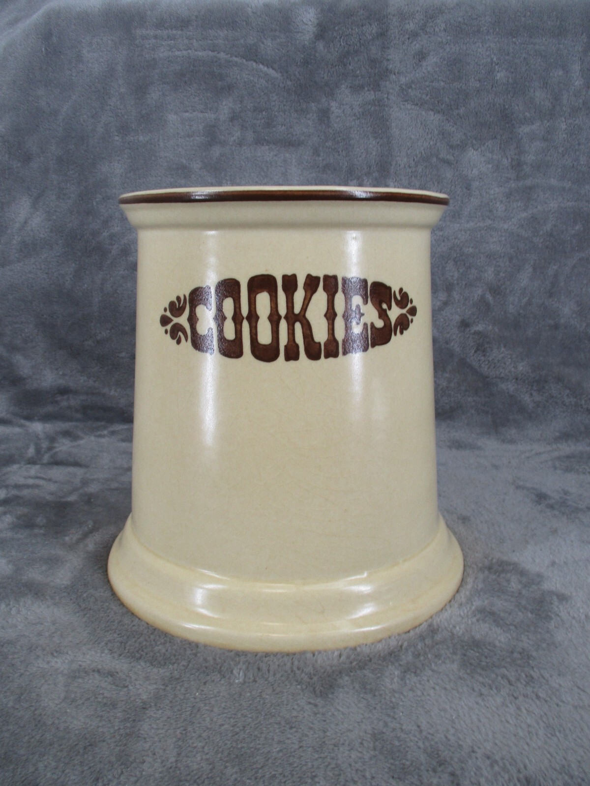 Pfaltzgraff Village Cookie Jar Stoneware Beige 7.5" Tall 6" Diameter Vintage Pfaltzgraff Village Cookie Jar Stoneware Beige 7.5" Tall 6" Diameter Vintage