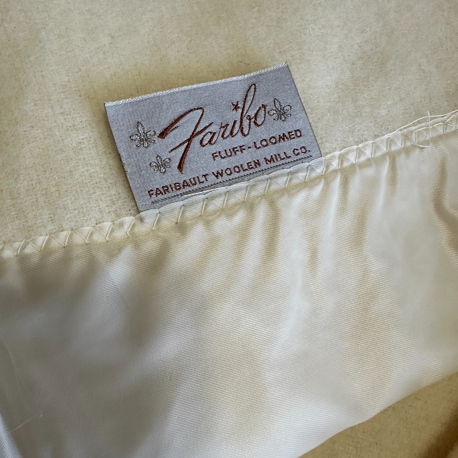 New Faribo Fluff-Loomed 100% Wool Satin Edged Cream Blanket 72 x 92” Vintage New Faribo Fluff-Loomed 100% Wool Satin Edged Cream Blanket 72 x 92” Vintage