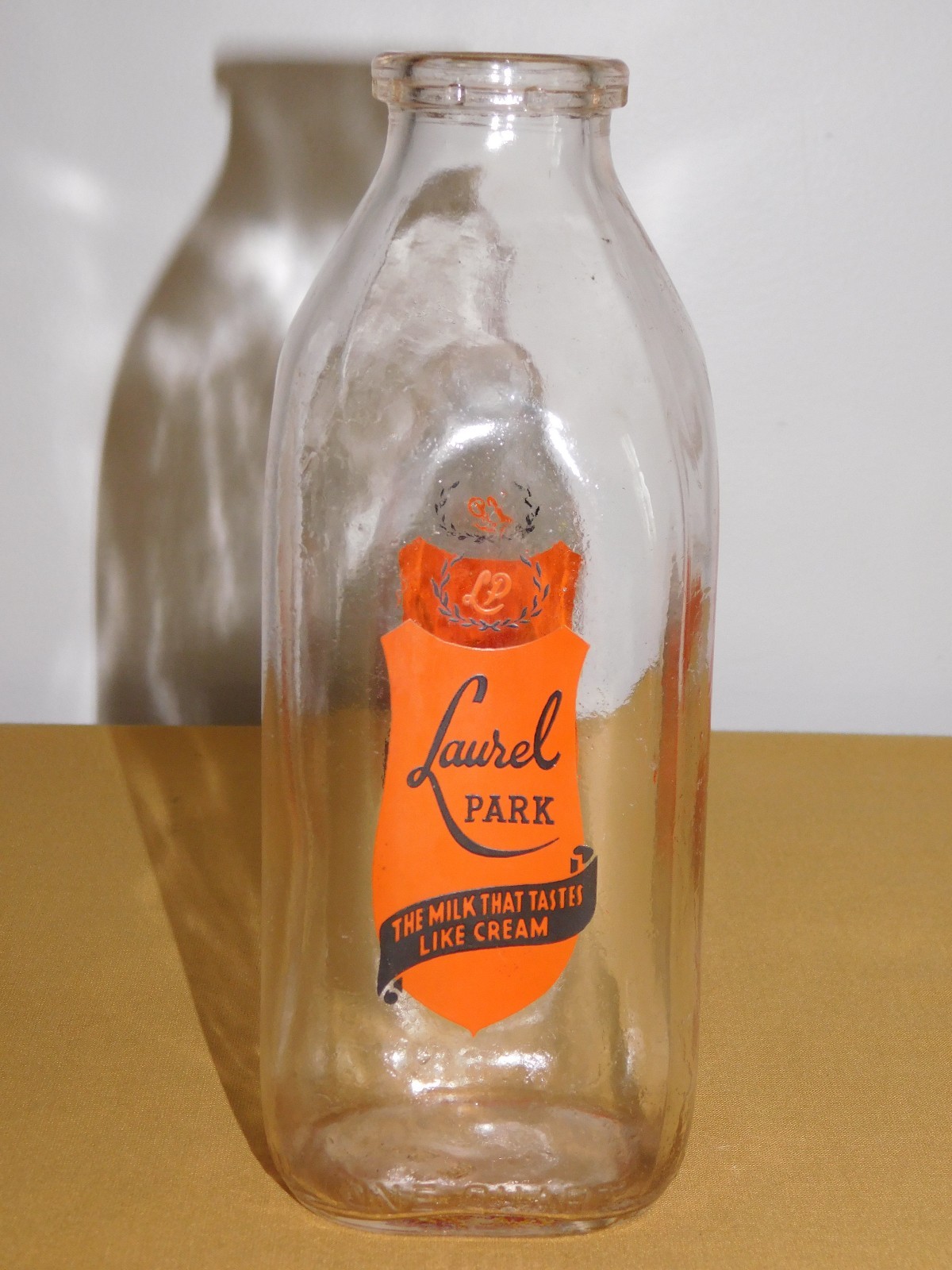 VINTAGE 1959  8 3/4" HIGH LAUREL PARK 1 QUART  MILK BOTTLE 