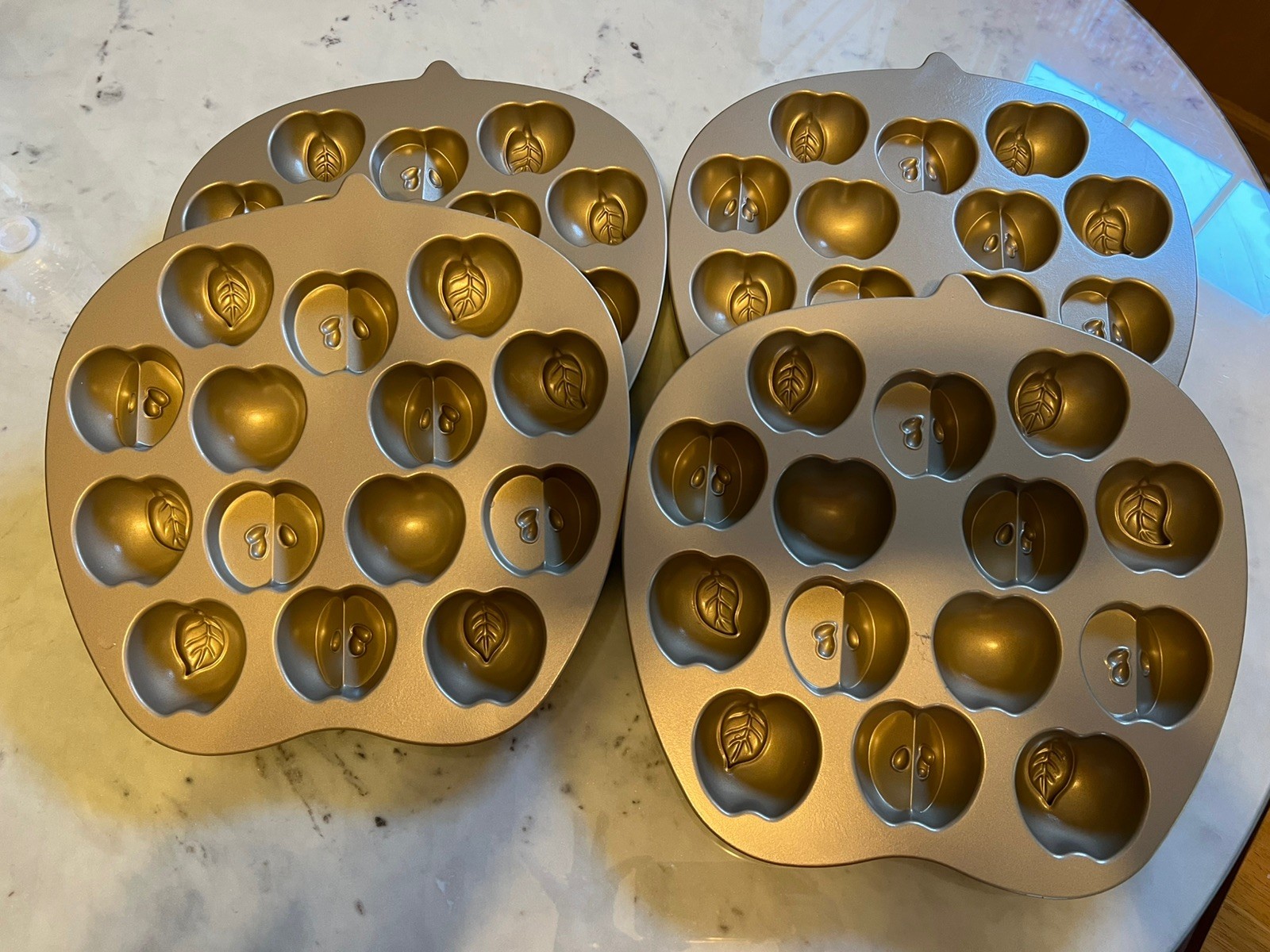 Lot of 4 Nordic Ware Apple Cast Aluminum Cakelet Pan gently used L@@k Lot of 4 Nordic Ware Apple Cast Aluminum Cakelet Pan gently used L@@k