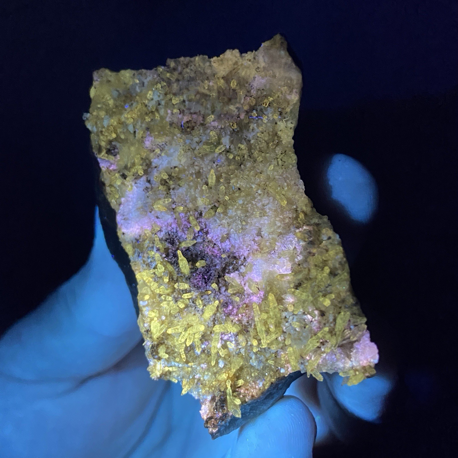 Petroleum-Included Quartz Uv Reactive Specimen 120 Grams El Potosi Mine Petroleum-Included Quartz Uv Reactive Specimen 120 Grams El Potosi Mine