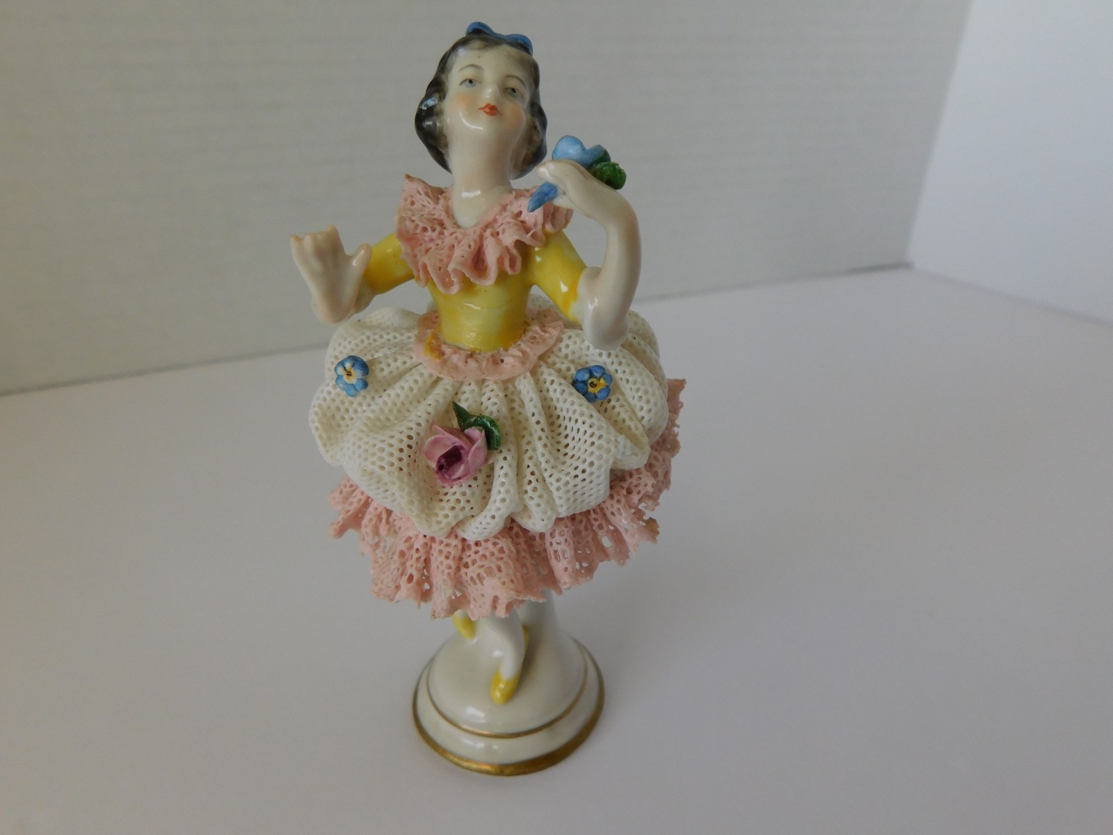 STUNNING ANTIQUE / VINTAGE DRESDEN FIGURINE PORCELAIN LACE DANCER - GERMANY STUNNING ANTIQUE / VINTAGE DRESDEN FIGURINE PORCELAIN LACE DANCER - GERMANY