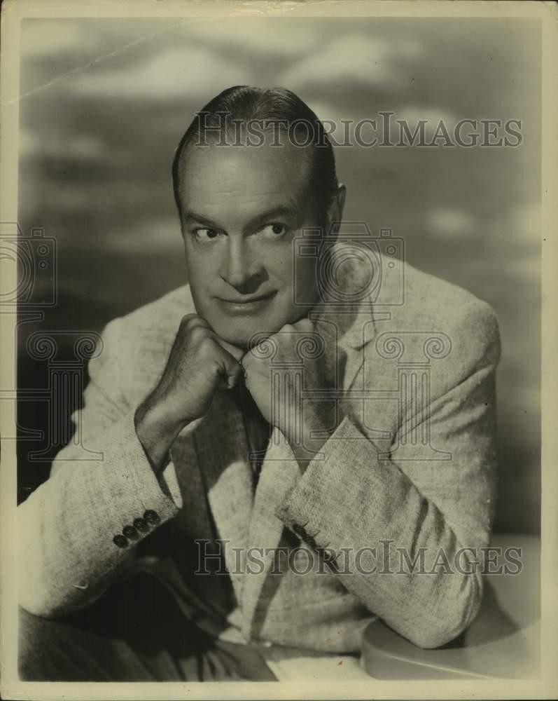 1961 Press Photo Bob Hope strikes a quizzical pose on the "Bob Hope Buick Show" 1961 Press Photo Bob Hope strikes a quizzical pose on the "Bob Hope Buick Show"
