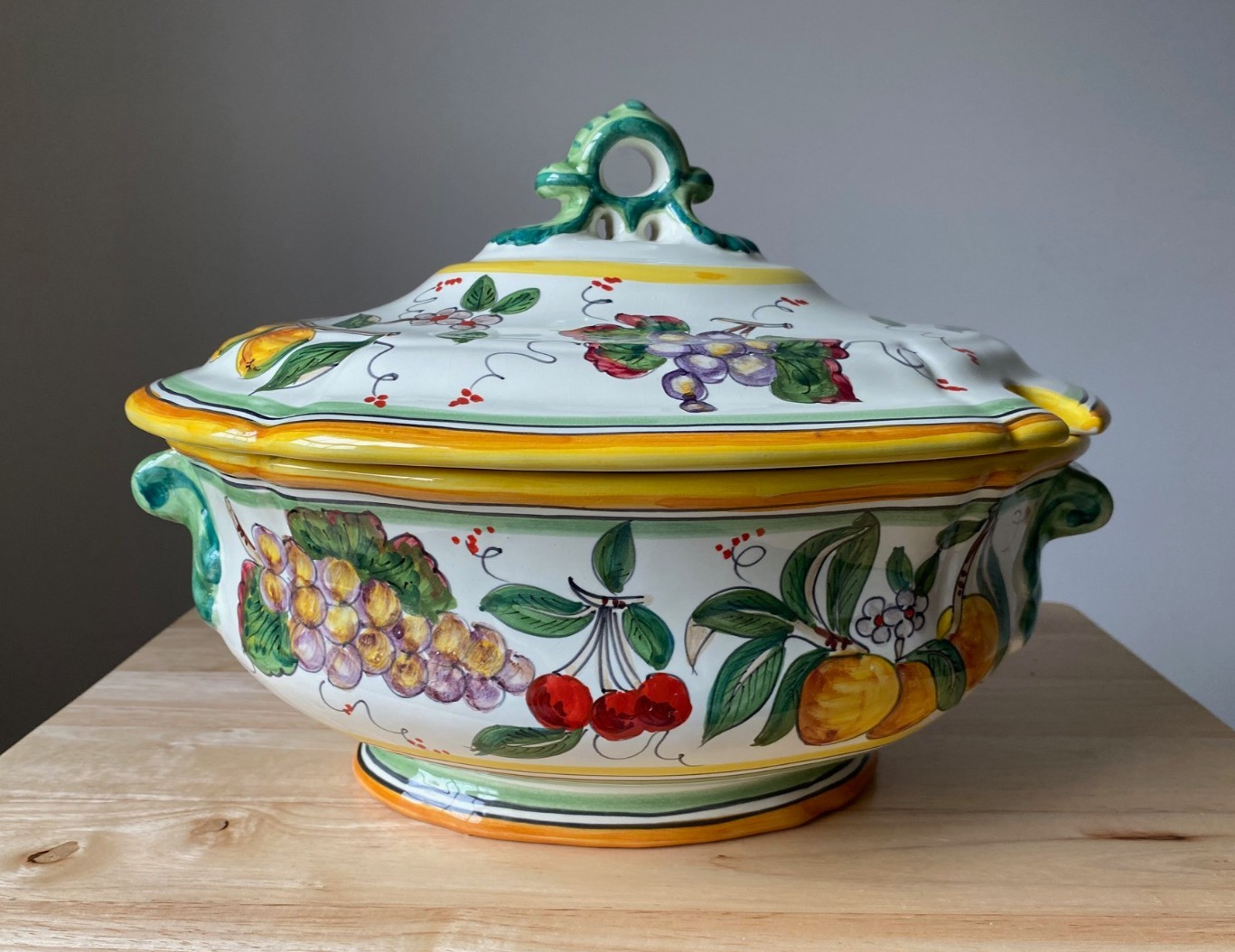 NEIMAN MARCUS Fruit Themed Hand Painted Art Pottery Tureen & Lid - Italy - VGUC NEIMAN MARCUS Fruit Themed Hand Painted Art Pottery Tureen & Lid - Italy - VGUC