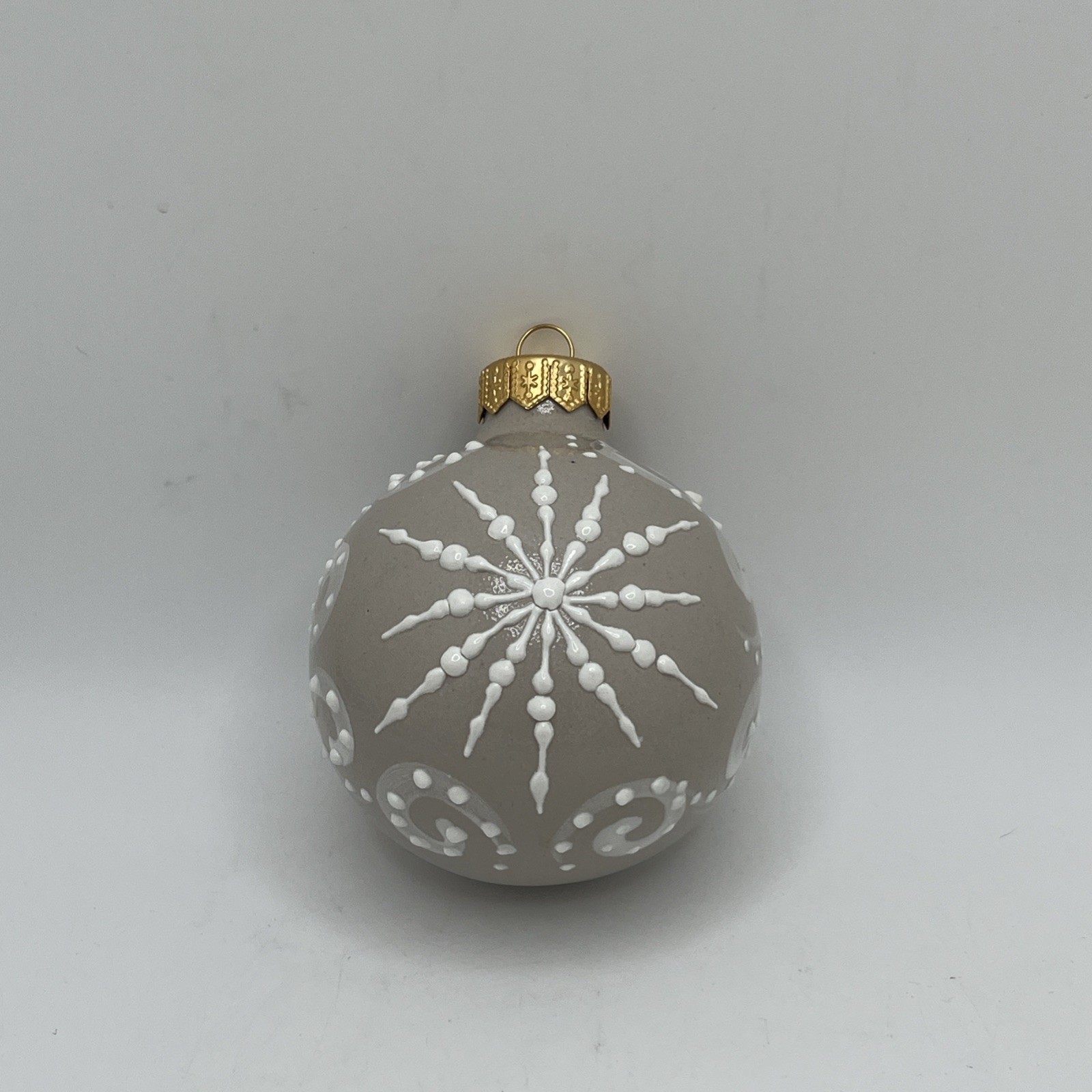 STUNNING Salmon Falls Stoneware Christmas Ball Ornament White Snowflake 2026 NEW STUNNING Salmon Falls Stoneware Christmas Ball Ornament White Snowflake 2026 NEW