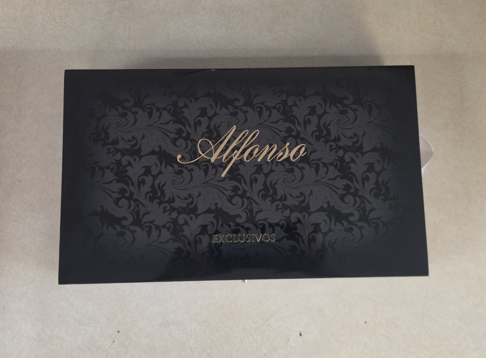 This is an Alfonso Gran Selección Exclusivos luxury Empty cigar box