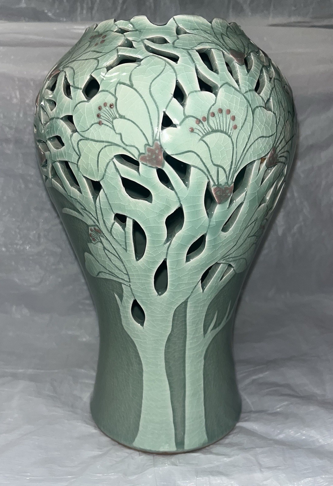 Vintage Korean Celadon Openwork Magnolia Vase - Signed Tong-Min 10" Flawless Vintage Korean Celadon Openwork Magnolia Vase - Signed Tong-Min 10" Flawless