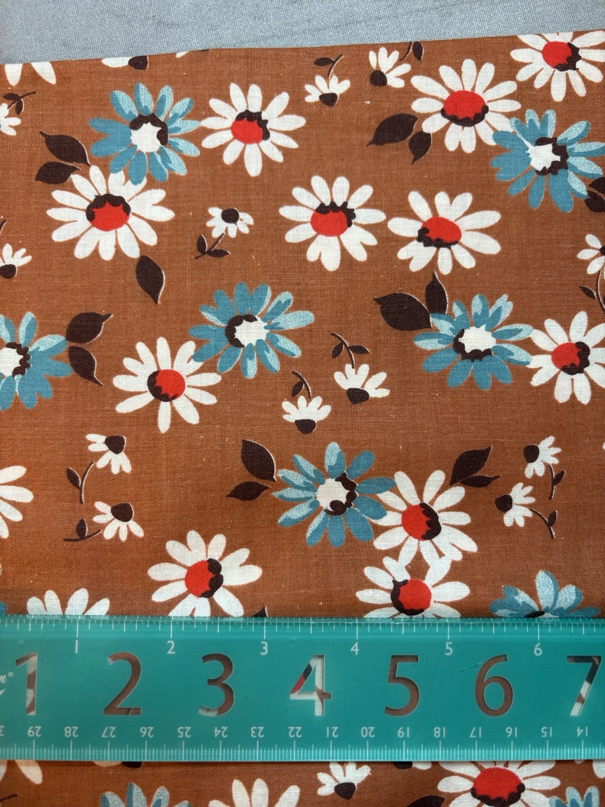 Vintage 50's cotton fabric 3/4 yd x 36" wide daisy