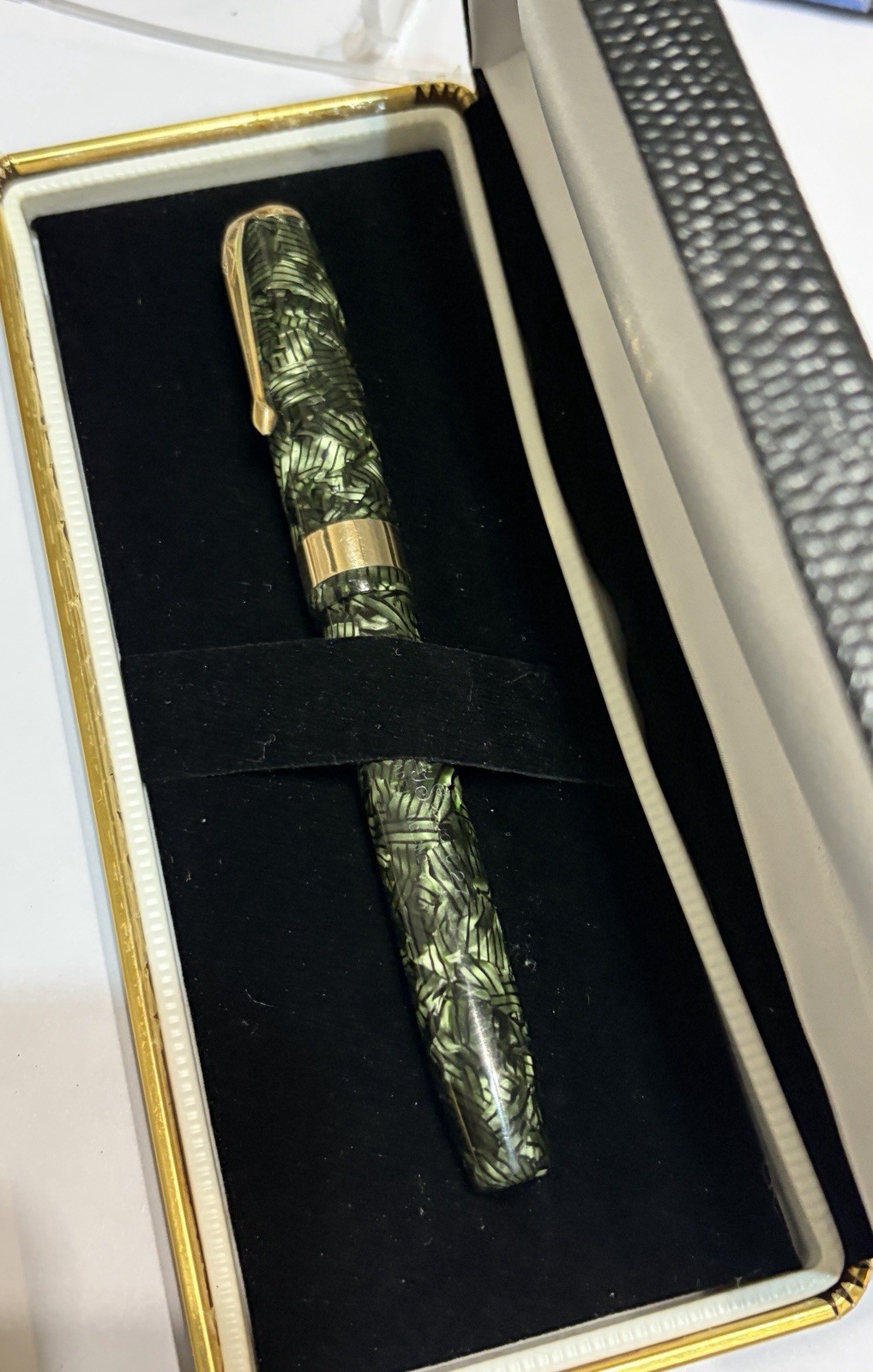 Conway Stewart 27 Fountain Pen Green Marbled Made in England 14K Nib Gold Trim Conway Stewart 27 Fountain Pen Green Marbled Made in England 14K Nib Gold Trim