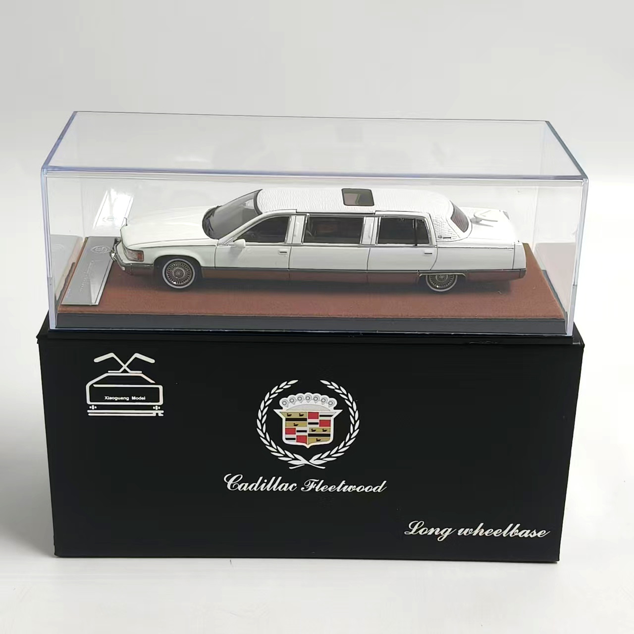 1:64 Diecast Alloy Model Fleetwood Stretch Limousine White Collectible 1:64 Diecast Alloy Model Fleetwood Stretch Limousine White Collectible