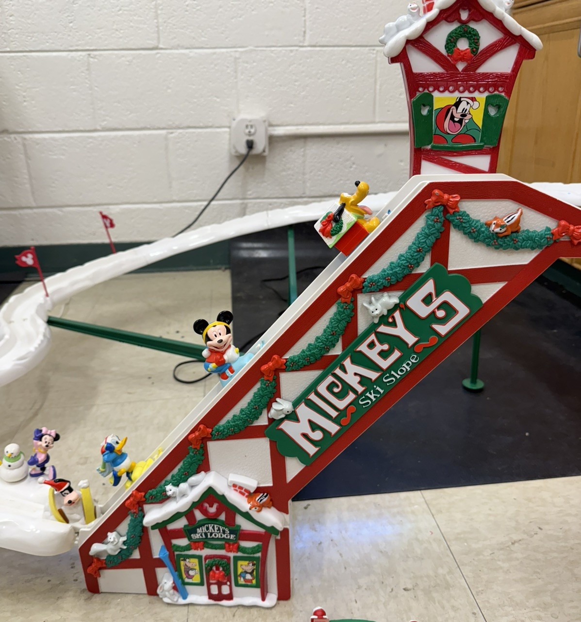 Mr. Christmas Mickey’s Ski Slope Animated Tree Ski-Lift Working Mr. Christmas Mickey’s Ski Slope Animated Tree Ski-Lift Working
