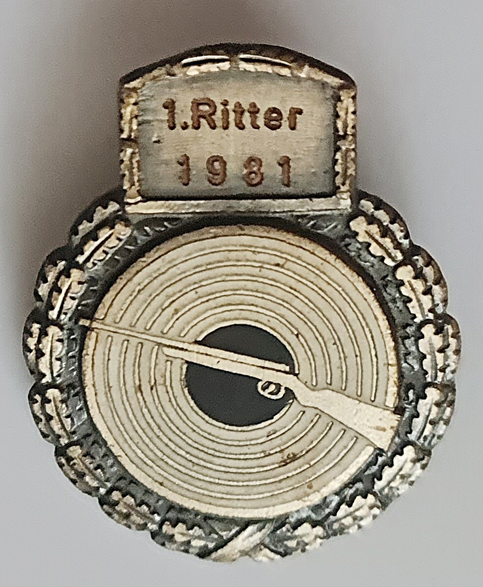 VINTAGE 1981 GERMAN SHOOTING MEDAL 1. RITTER 1ST KNIGHT RIFLE TARGET PIN BADGE