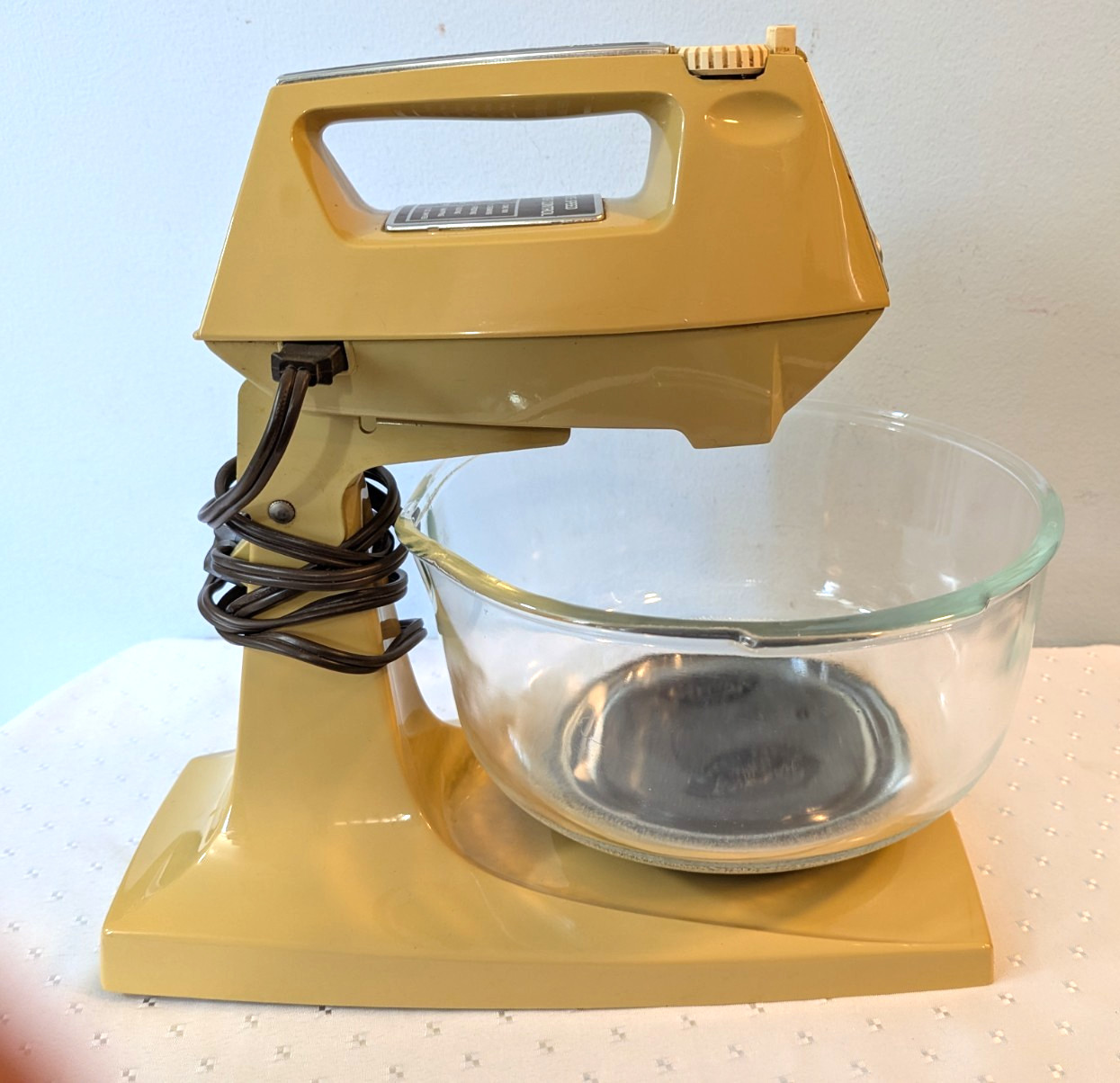 Vintage 1970's Sunbeam Mixmaster Stand Mixer w/Bowl - Missing Beaters-Gold Vintage 1970's Sunbeam Mixmaster Stand Mixer w/Bowl - Missing Beaters-Gold