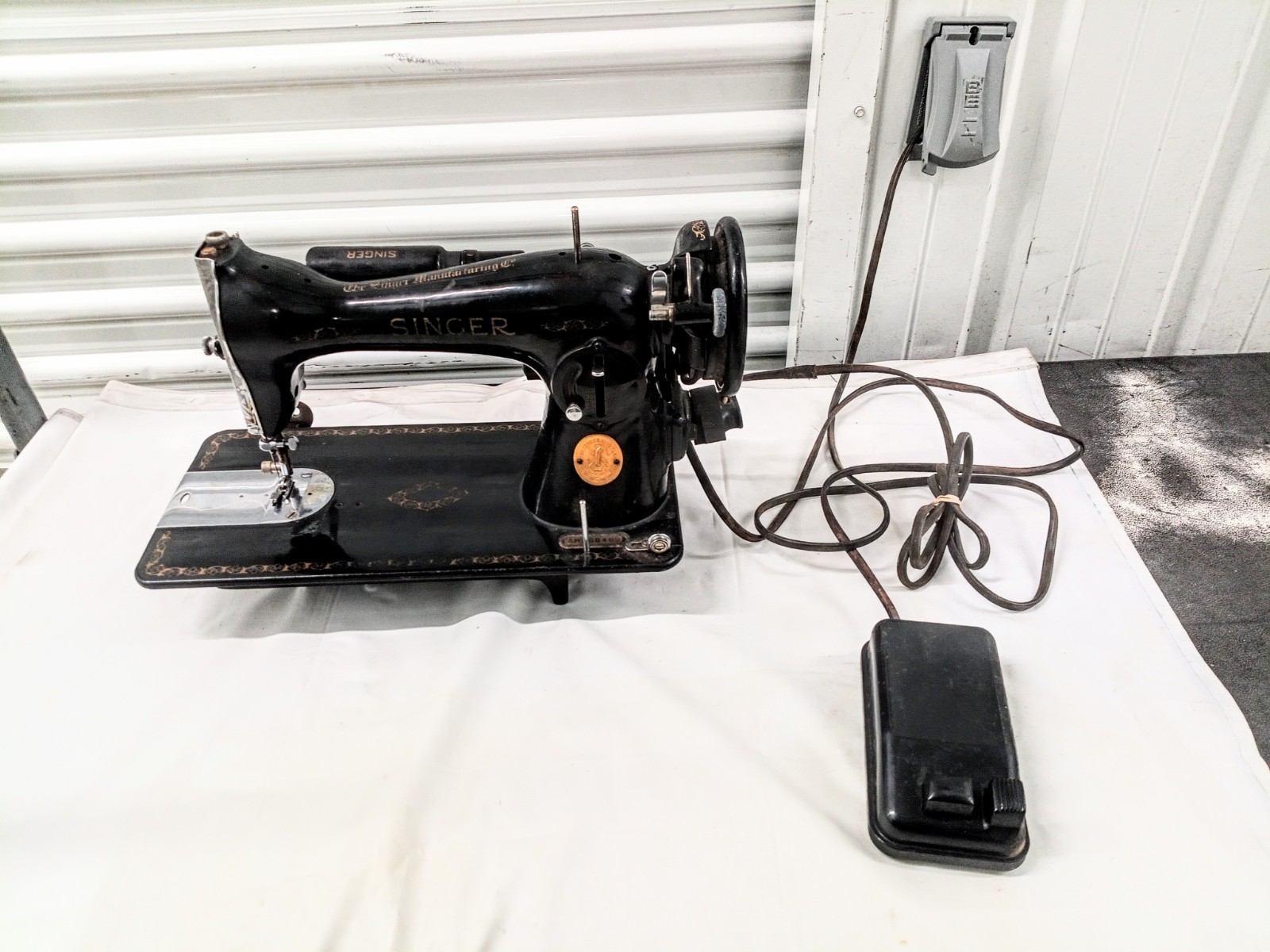 Vintage Singer Sewing Machine 15-91. AH268496. Will Need Servicing 