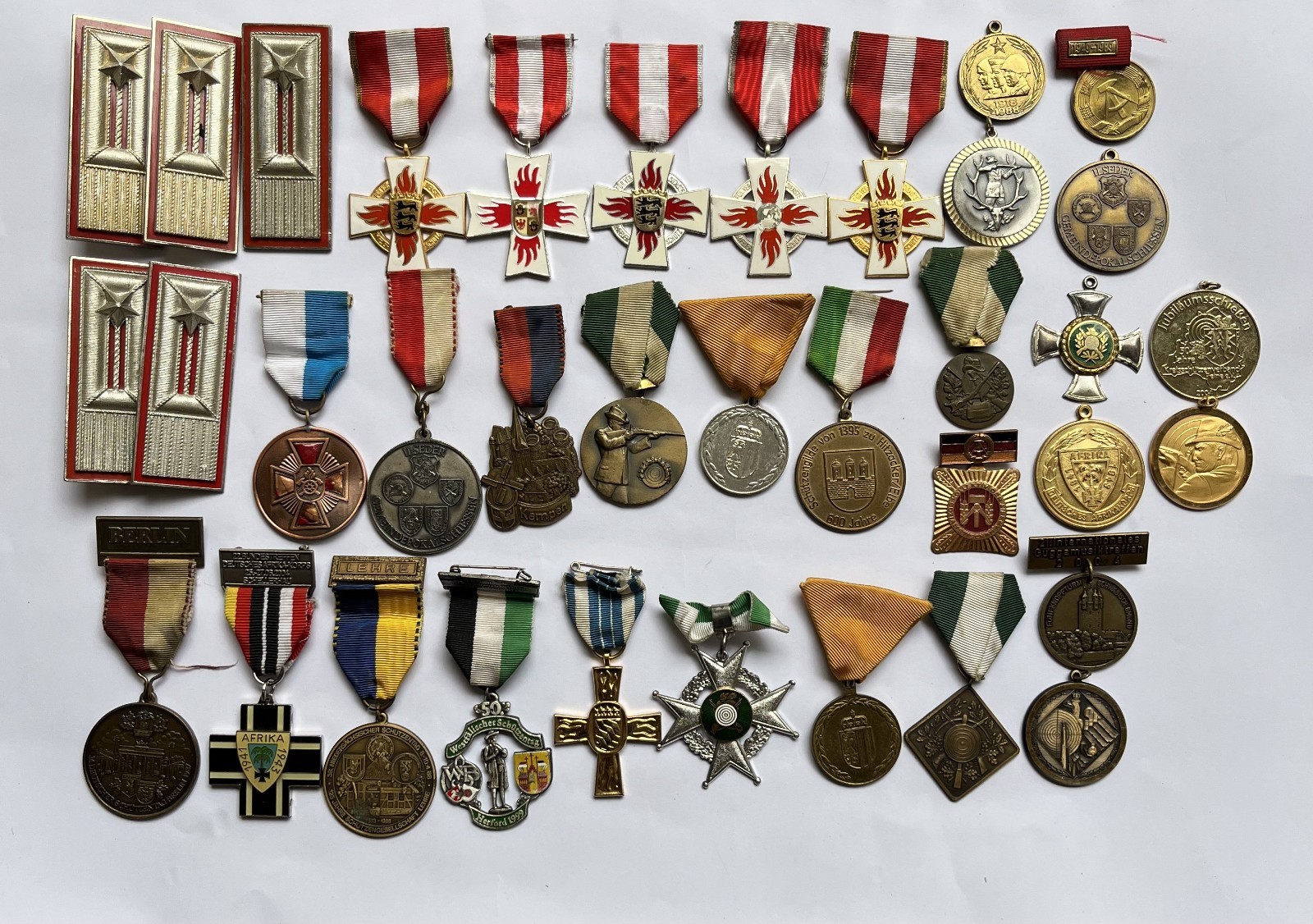 35 Pc VTG Military Badge & Insignia Mixed Lot–Rank Badges-Ribbon Bars-Medals Lot 35 Pc VTG Military Badge & Insignia Mixed Lot–Rank Badges-Ribbon Bars-Medals Lot