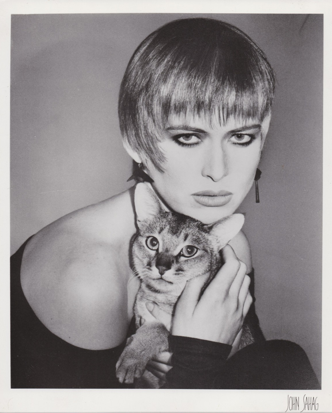 1987 Press Photo Supermodel Holding Cat While Displaying Hairstyle by John Sahan 1987 Press Photo Supermodel Holding Cat While Displaying Hairstyle by John Sahan