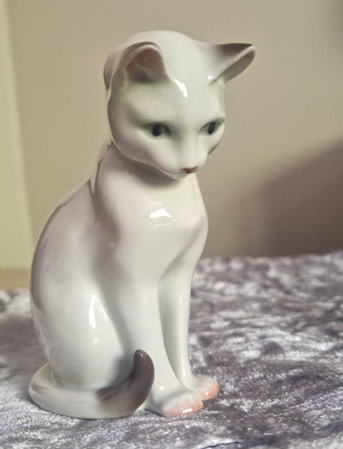 Vintage 1974 Royal Copenhagen Porcelain White Cat Figurine #499 Factory First Vintage 1974 Royal Copenhagen Porcelain White Cat Figurine #499 Factory First