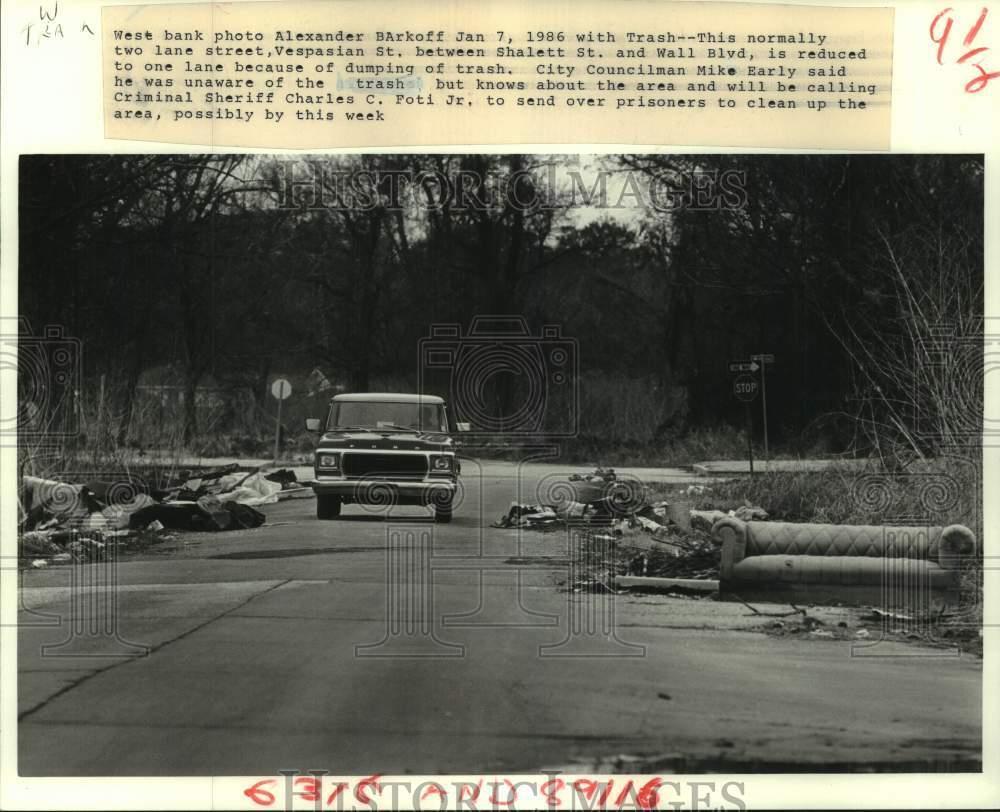 1986 Press Photo Vespasian St. reduced to one lane because of dumping of trash 1986 Press Photo Vespasian St. reduced to one lane because of dumping of trash