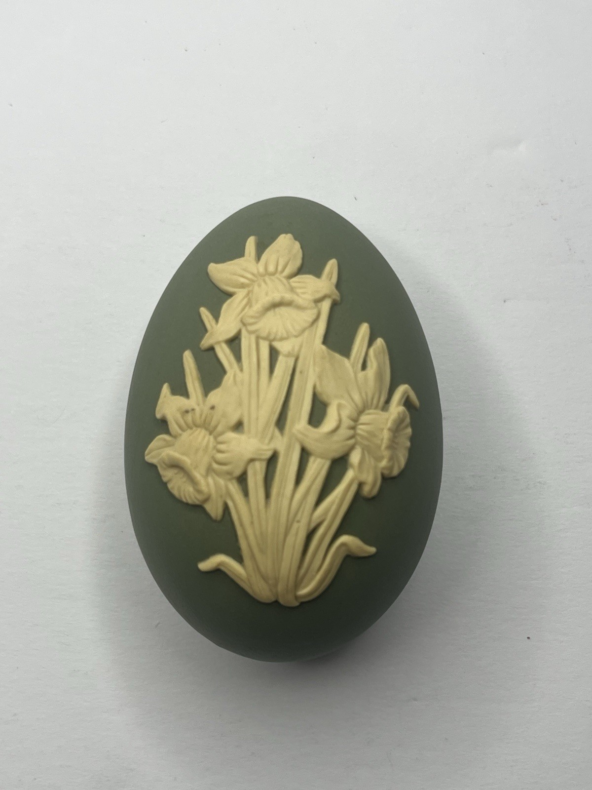 WEDGWOOD RARE TRINKET EGG BOX IN SAGE WITH YELLOW BIAS RELIEF DAFFODILS WEDGWOOD RARE TRINKET EGG BOX IN SAGE WITH YELLOW BIAS RELIEF DAFFODILS