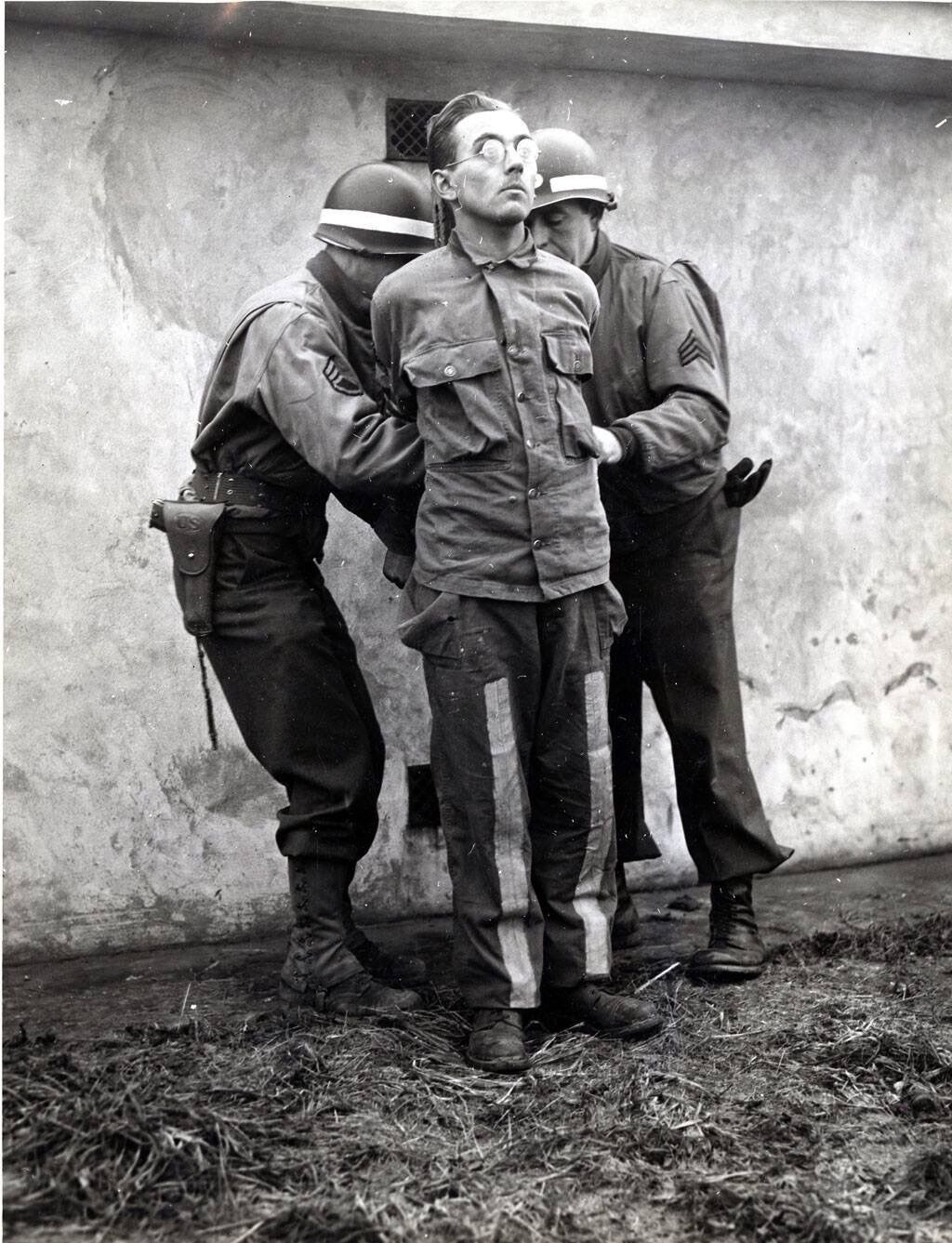WW2  Photo WWII US Military Police Firing Squad German  World War Two / 1583