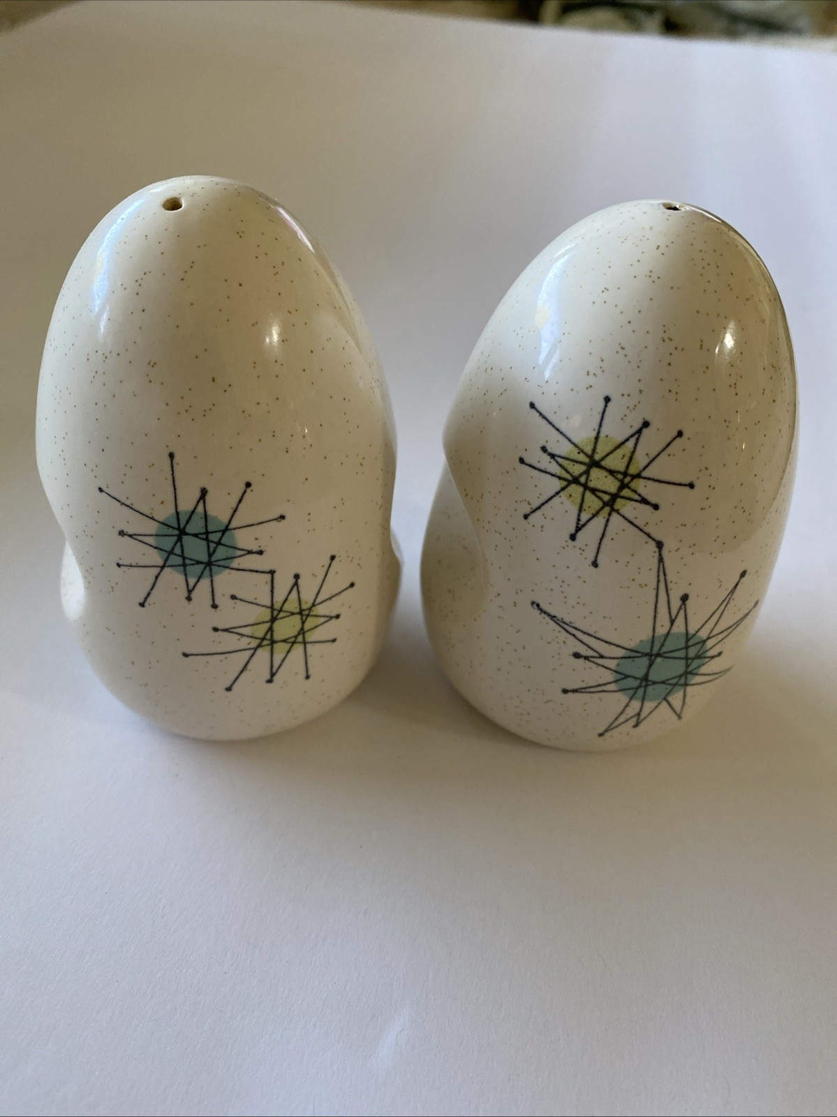 Atomic Starburst Franciscan Ware MCM 1954-1957 Salt & Pepper Shakers 3 1/2” Atomic Starburst Franciscan Ware MCM 1954-1957 Salt & Pepper Shakers 3 1/2”