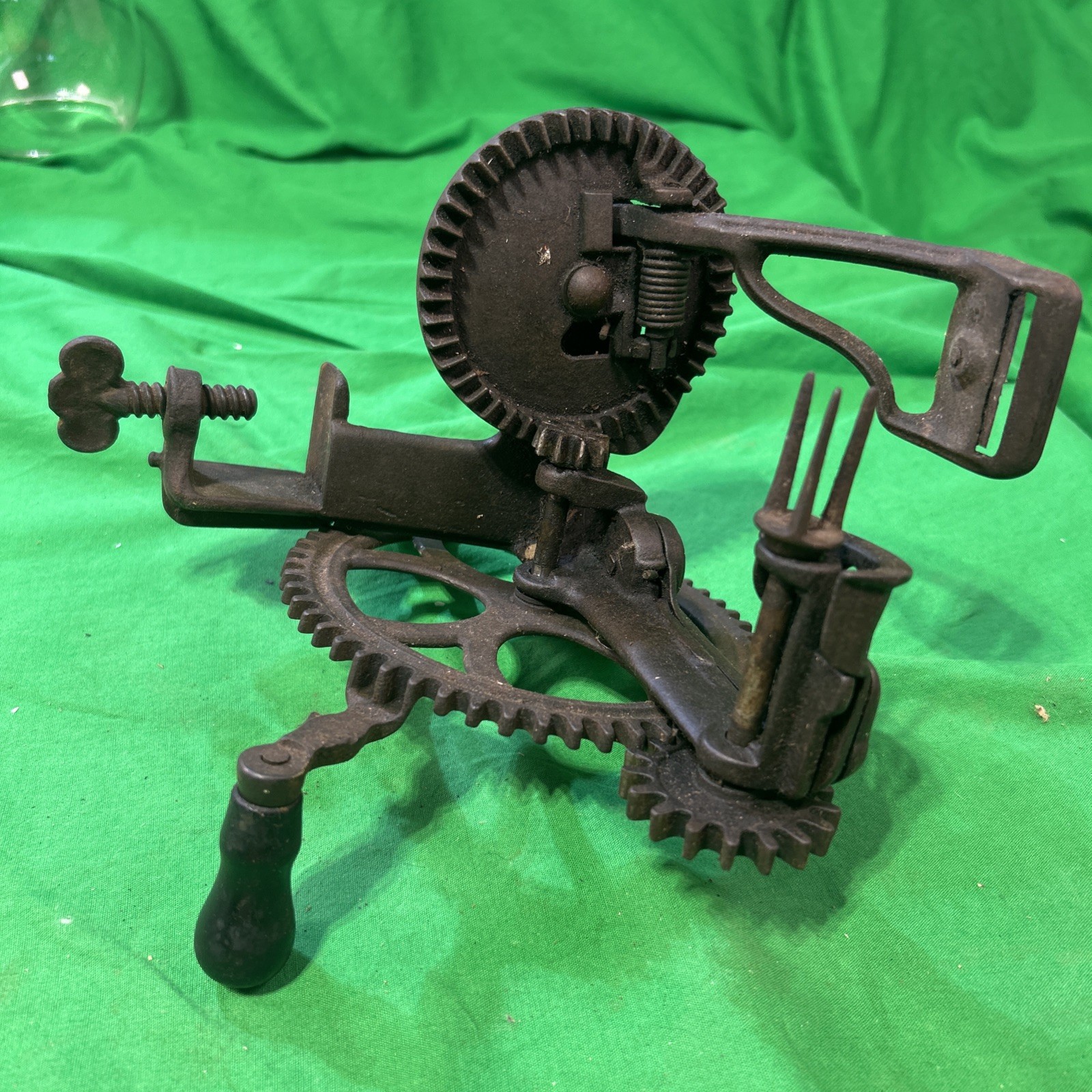 Antique 1890’s Cast Iron Hand Crank Gear Driven Apple Peeler Bench Mount Antique 1890’s Cast Iron Hand Crank Gear Driven Apple Peeler Bench Mount
