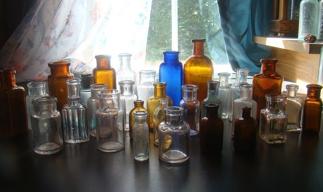 ANTIQUE THIRTY (30) PIECE MEDICNE-APOTHECARY MINIATURE BOTTLE LOT - (2"- 4-3/4") ANTIQUE THIRTY (30) PIECE MEDICNE-APOTHECARY MINIATURE BOTTLE LOT - (2"- 4-3/4")