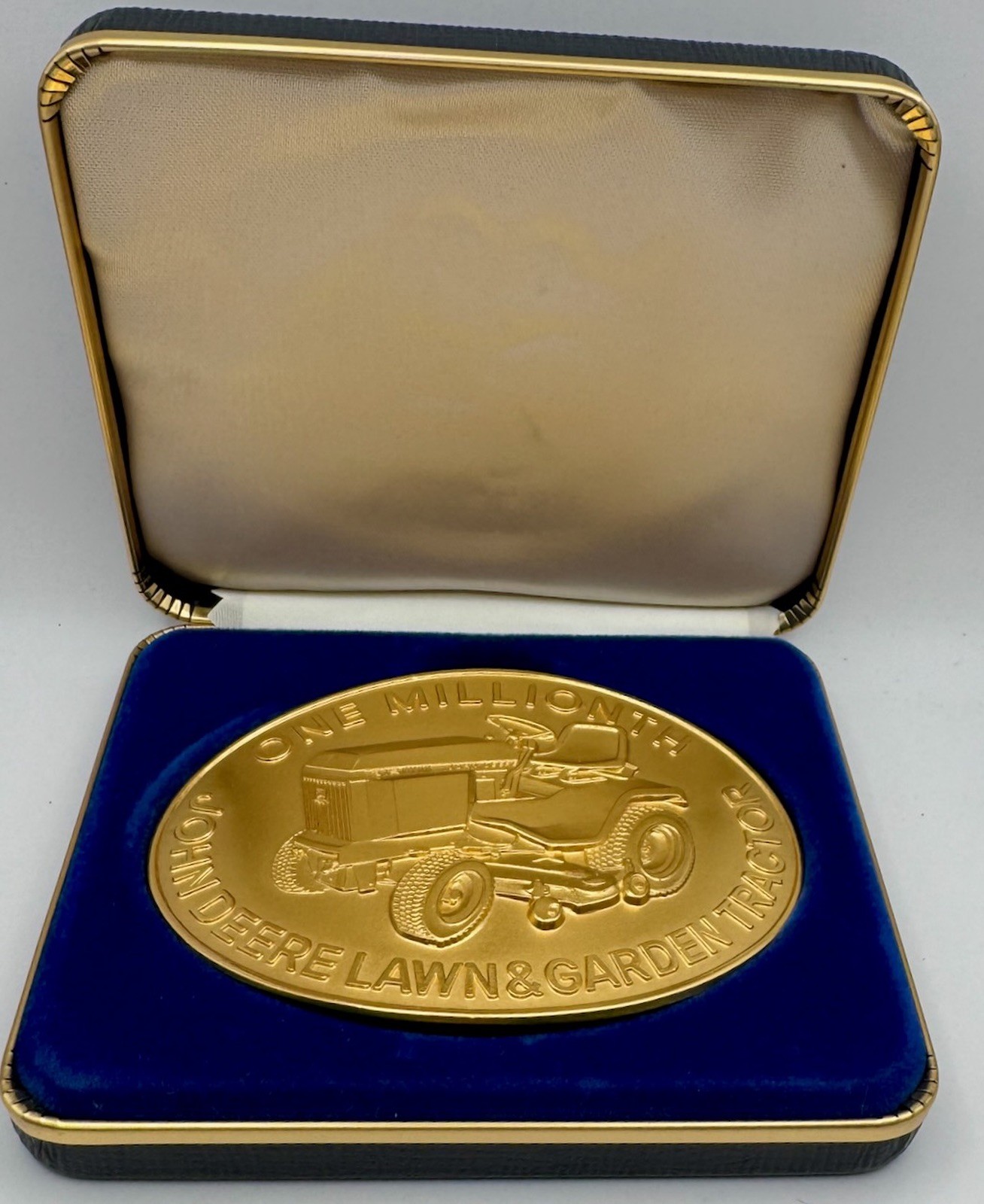 JOHN DEERE BELT BUCKLE Gold Played 318 Lawn Tractor JOHN DEERE BELT BUCKLE Gold Played 318 Lawn Tractor