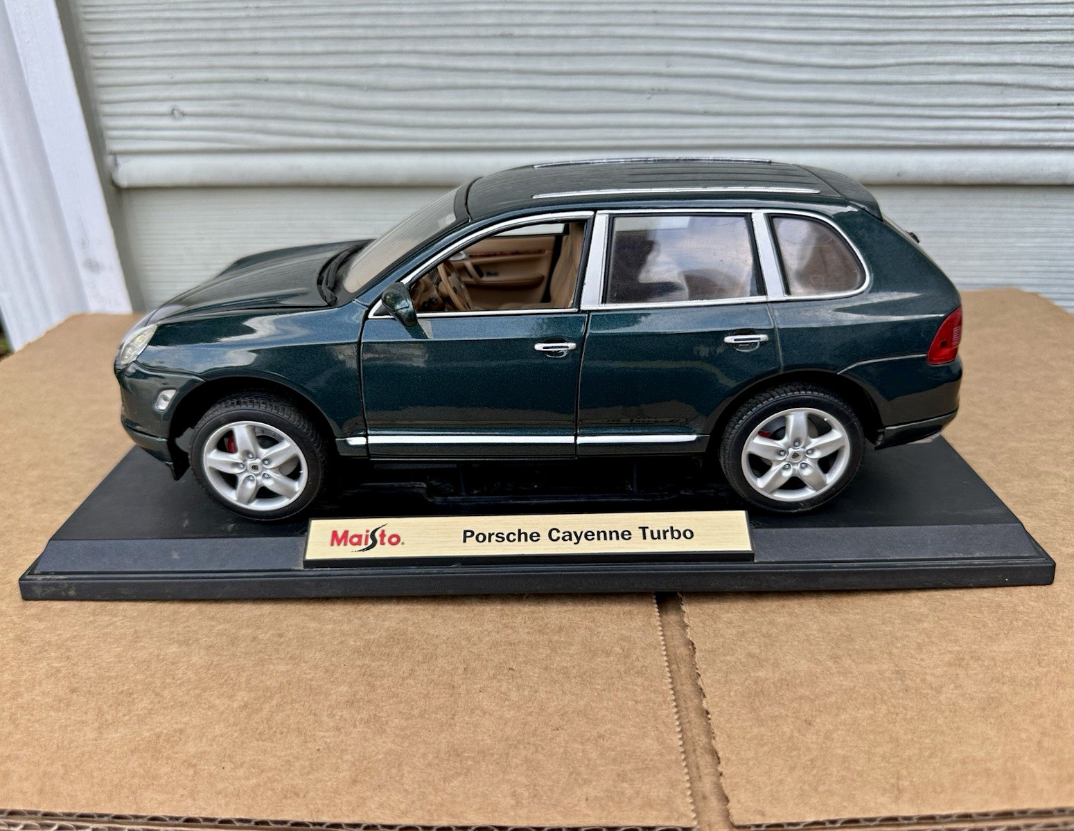 Maisto Porsche Cayenne Turbo 1:18 Diecast Model Car w/ Display Base Green Maisto Porsche Cayenne Turbo 1:18 Diecast Model Car w/ Display Base Green