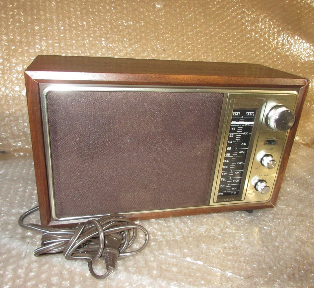 Vintage Realistic MTA-12 693 AM/FM Tabletop Radio Wood Veneer Vintage Realistic MTA-12 693 AM/FM Tabletop Radio Wood Veneer