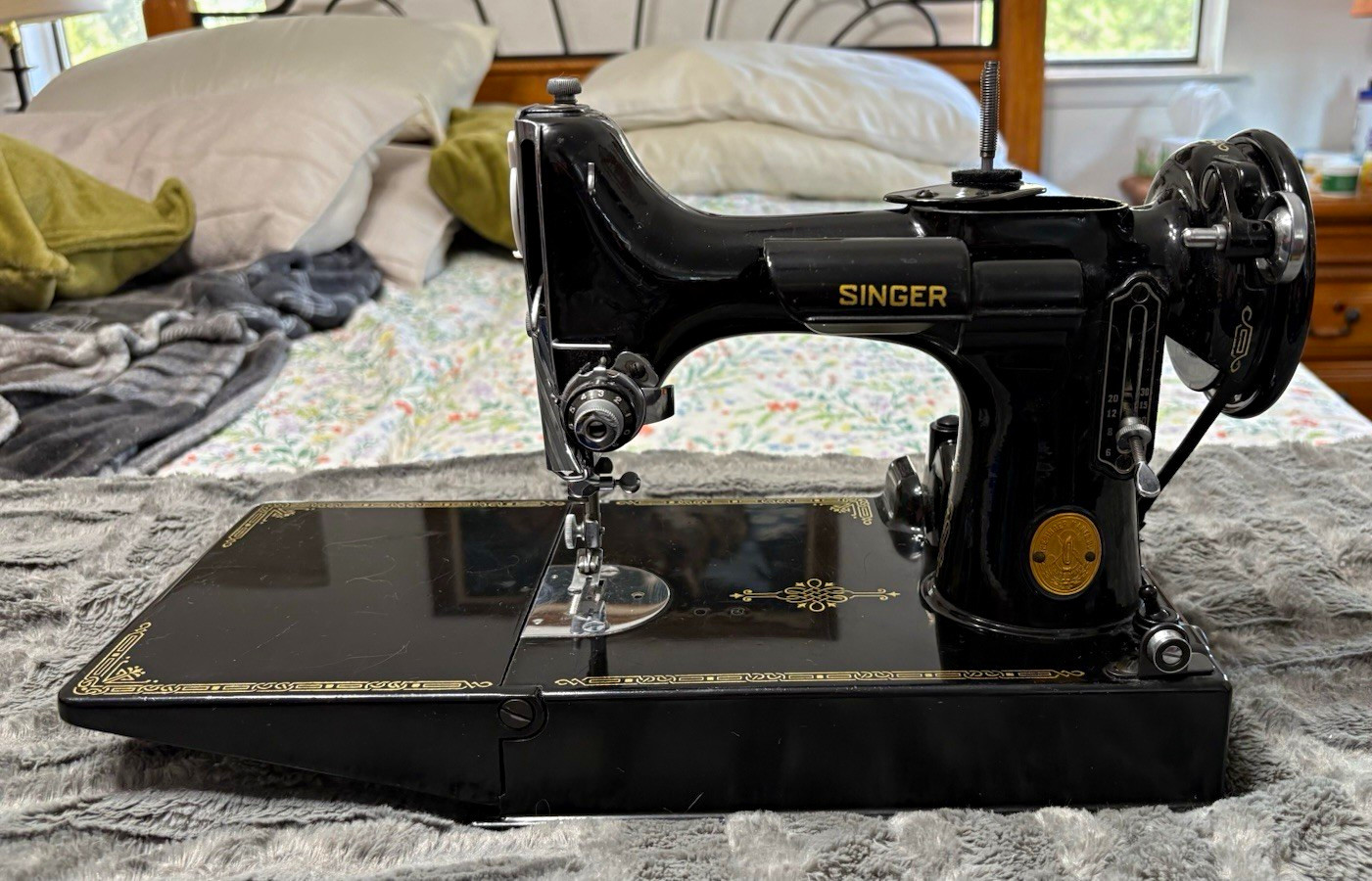 SINGER 221-1 Vintage Portable Electric Sewing Machine w/ Case Accessories 1948 SINGER 221-1 Vintage Portable Electric Sewing Machine w/ Case Accessories 1948