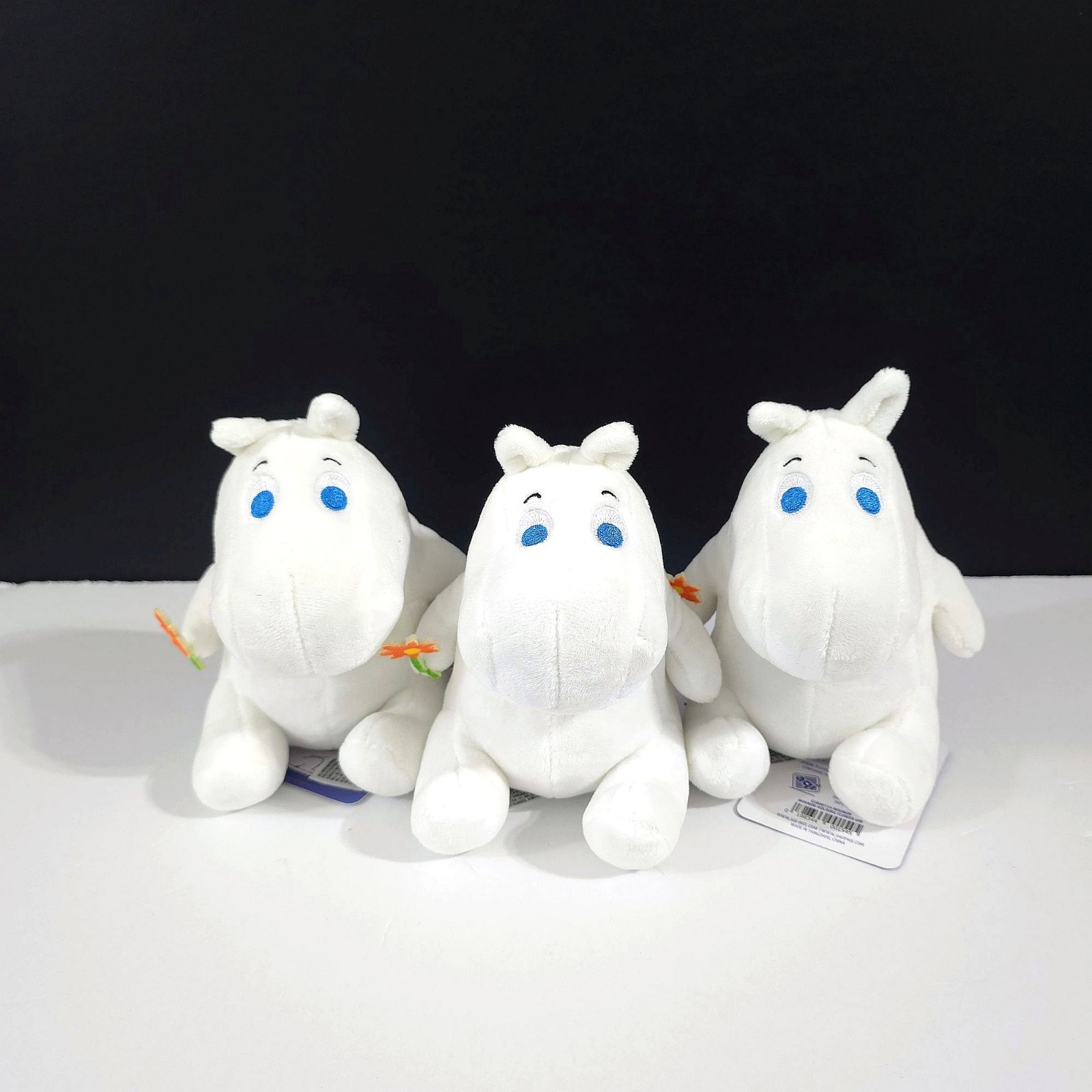 Round 1 x Moomin holding a flower 6" plush Round 1 x Moomin holding a flower 6" plush