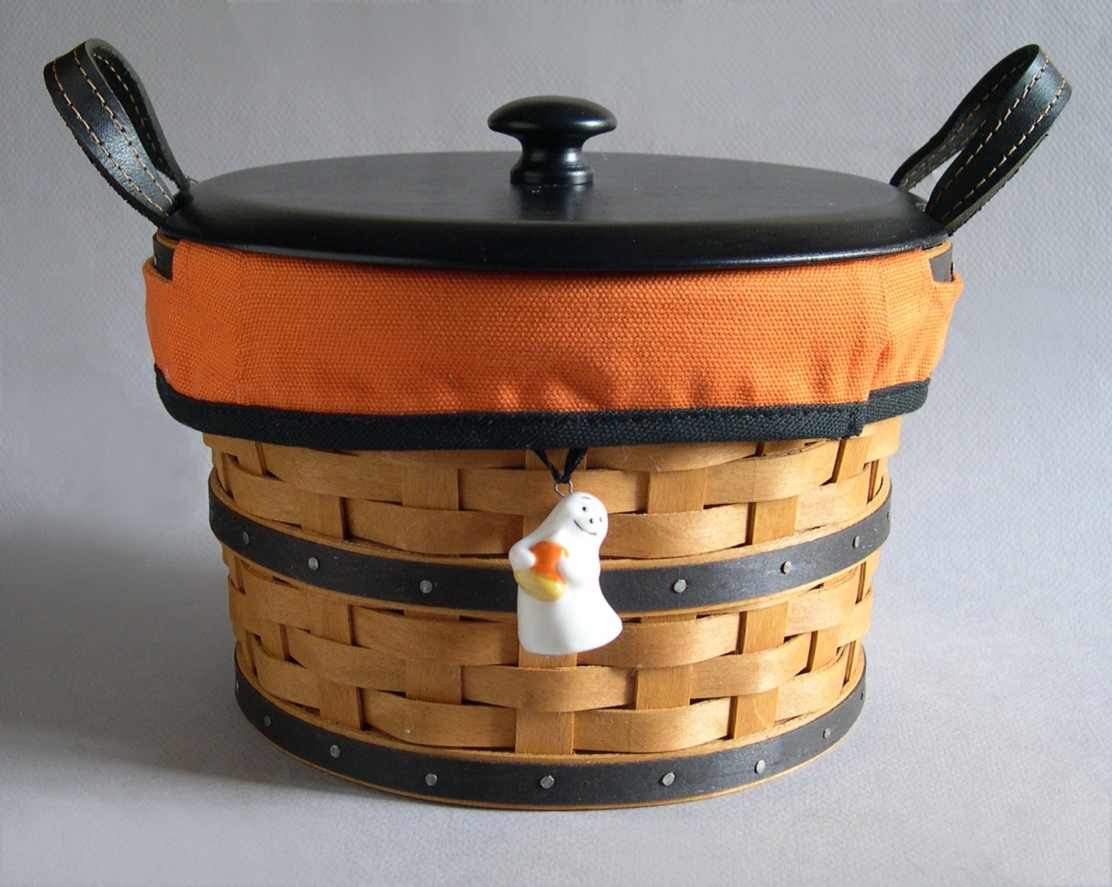 2005 Longaberger Small Bushel Basket w/Ghost Liner, 2 Ghost Tie On & Add'l Knob 2005 Longaberger Small Bushel Basket w/Ghost Liner, 2 Ghost Tie On & Add'l Knob